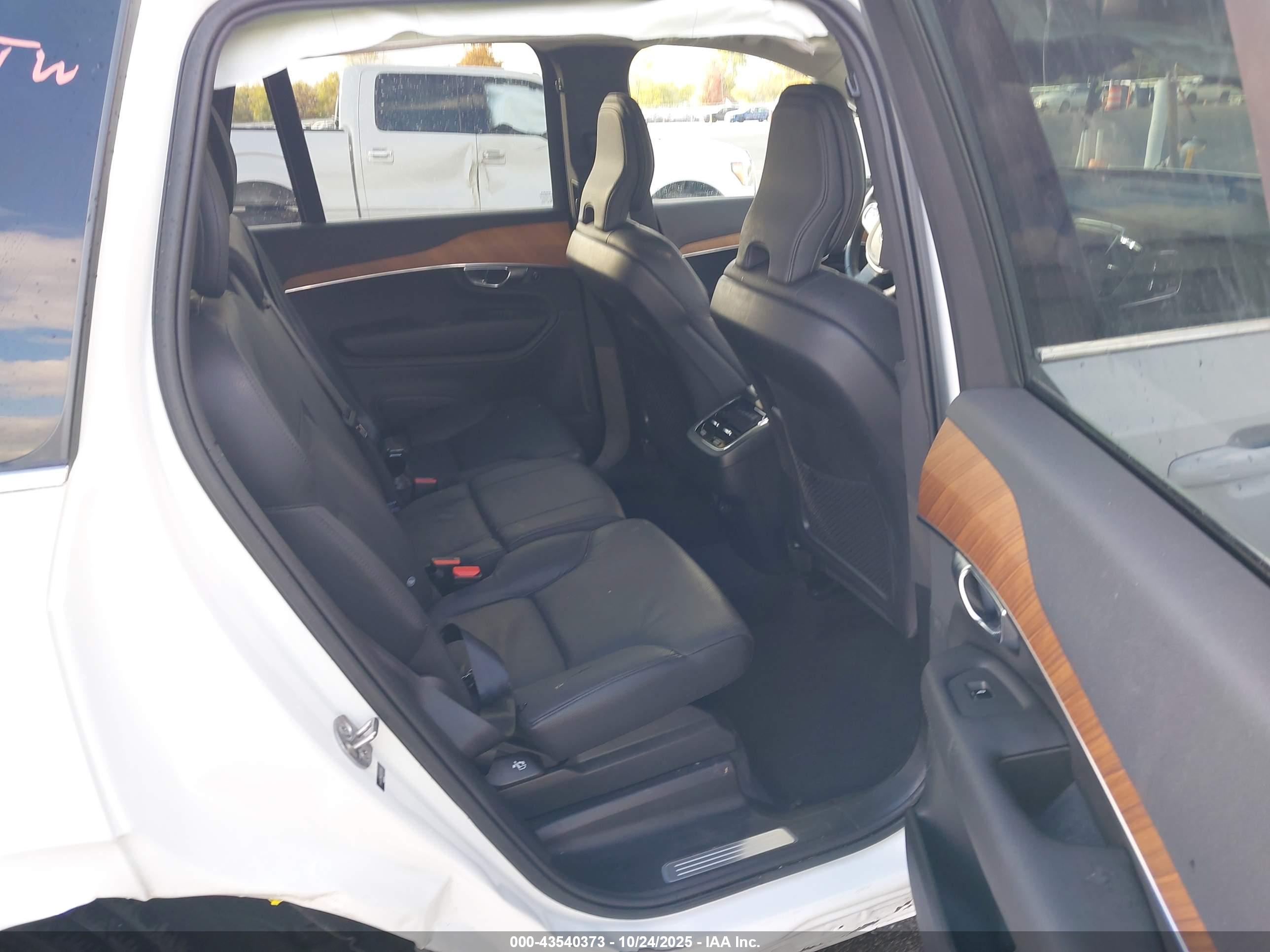 VOLVO XC90 image 8