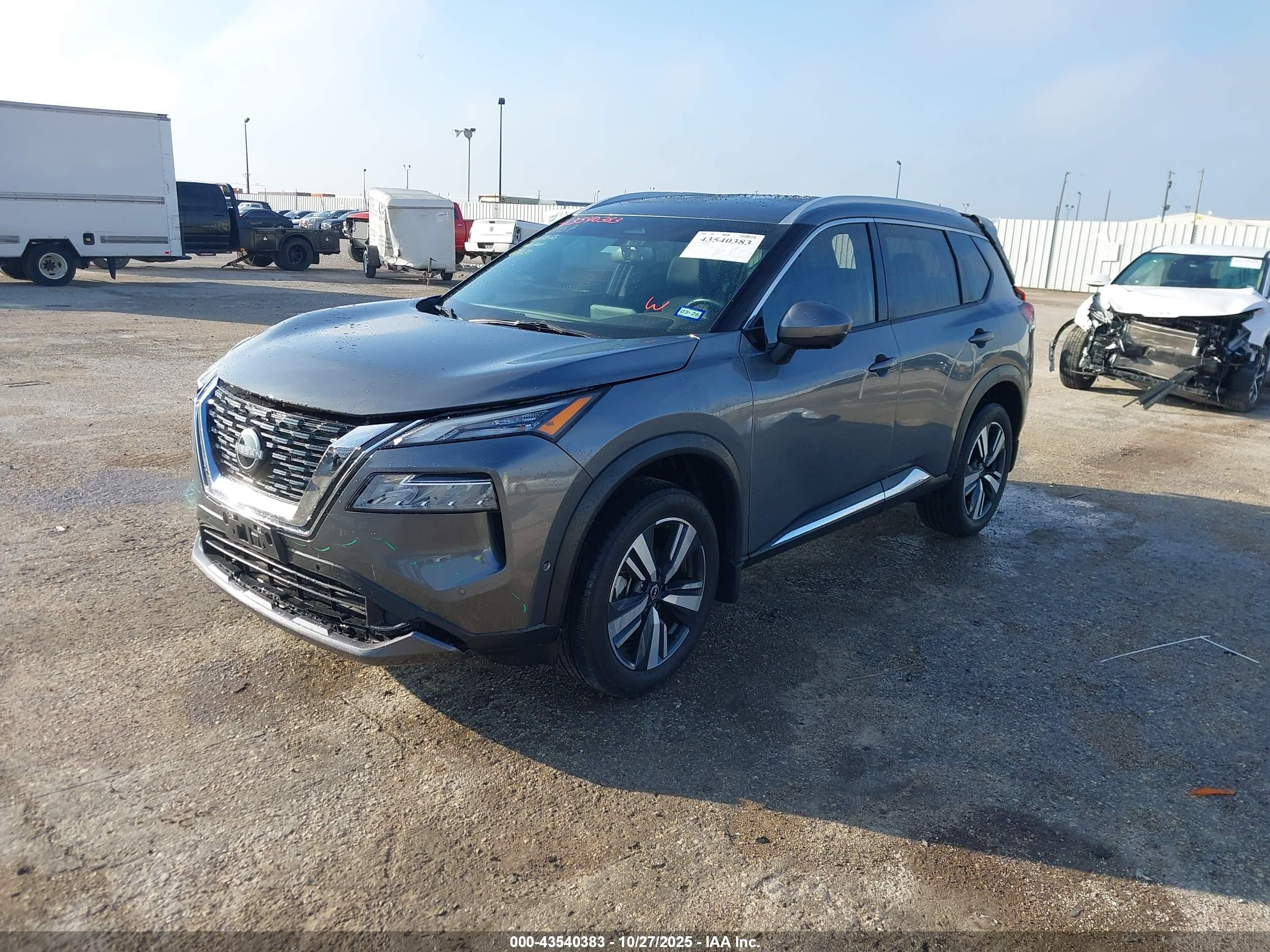 NISSAN ROGUE image 2