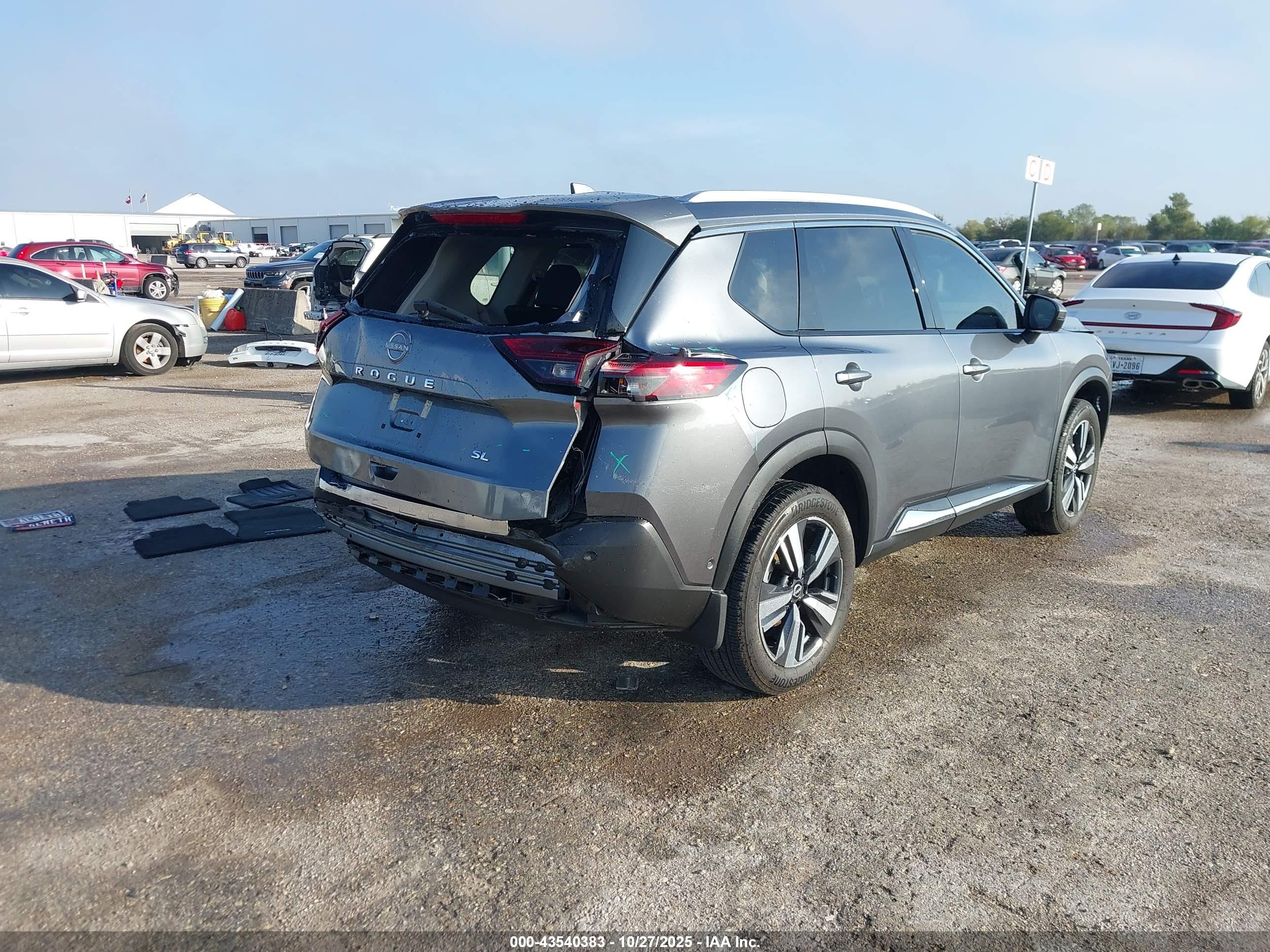 NISSAN ROGUE image 4