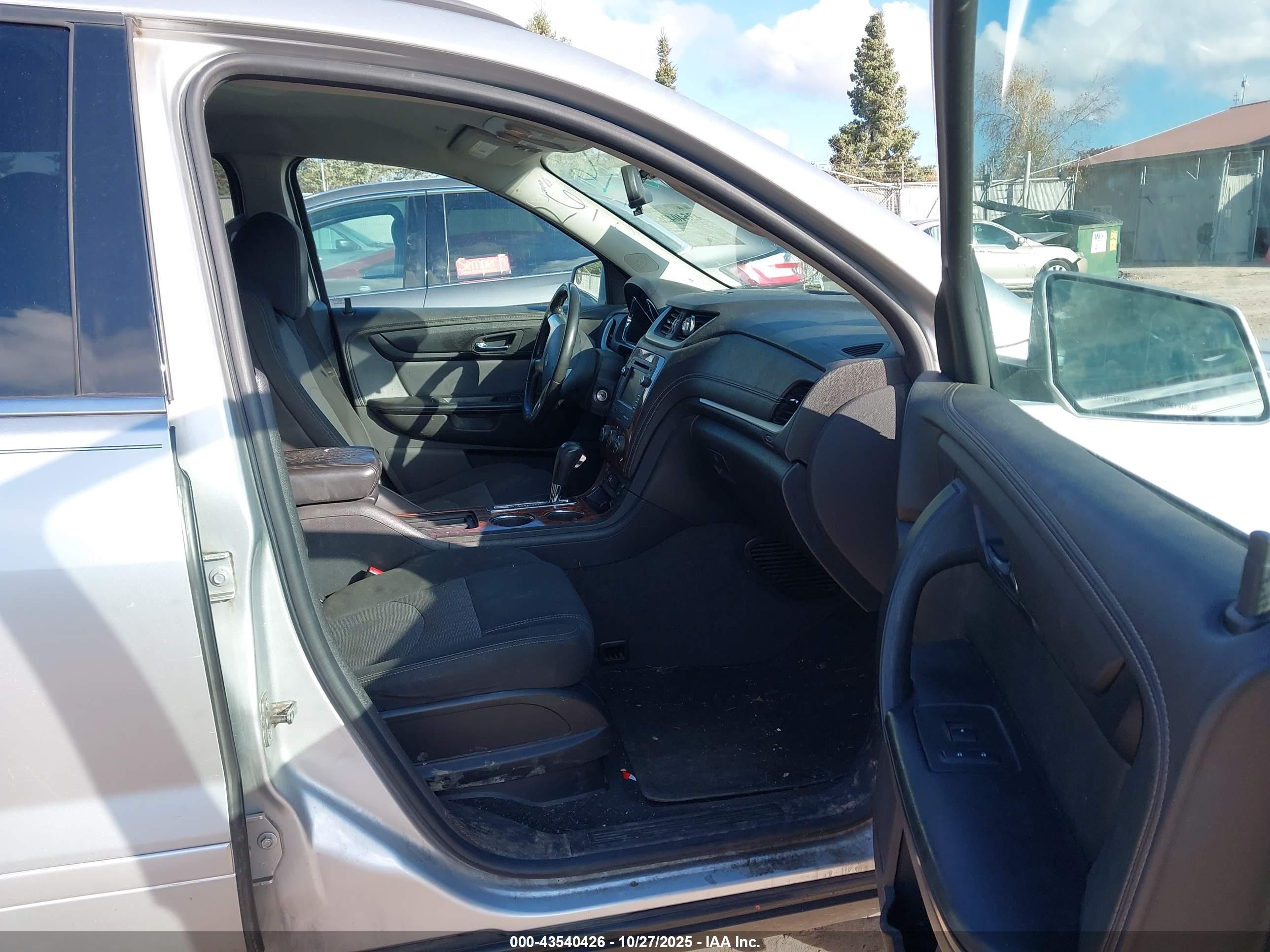 CHEVROLET TRAVERSE image 5
