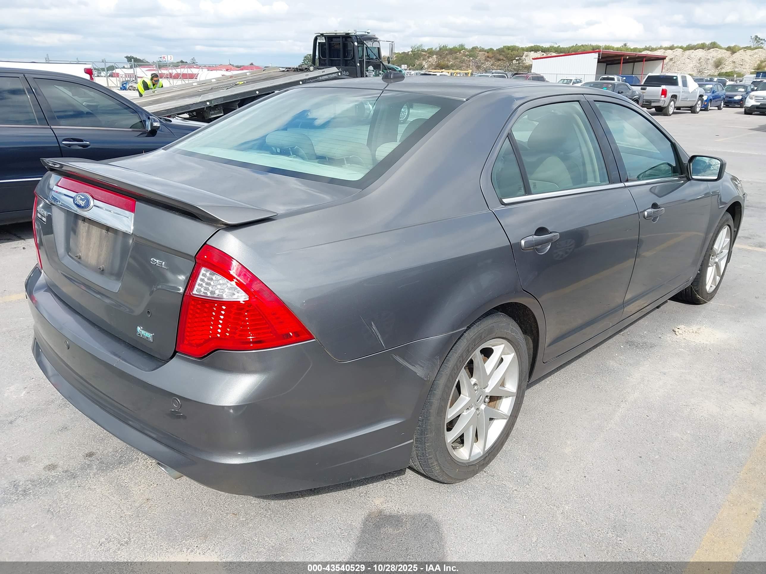 FORD FUSION image 4