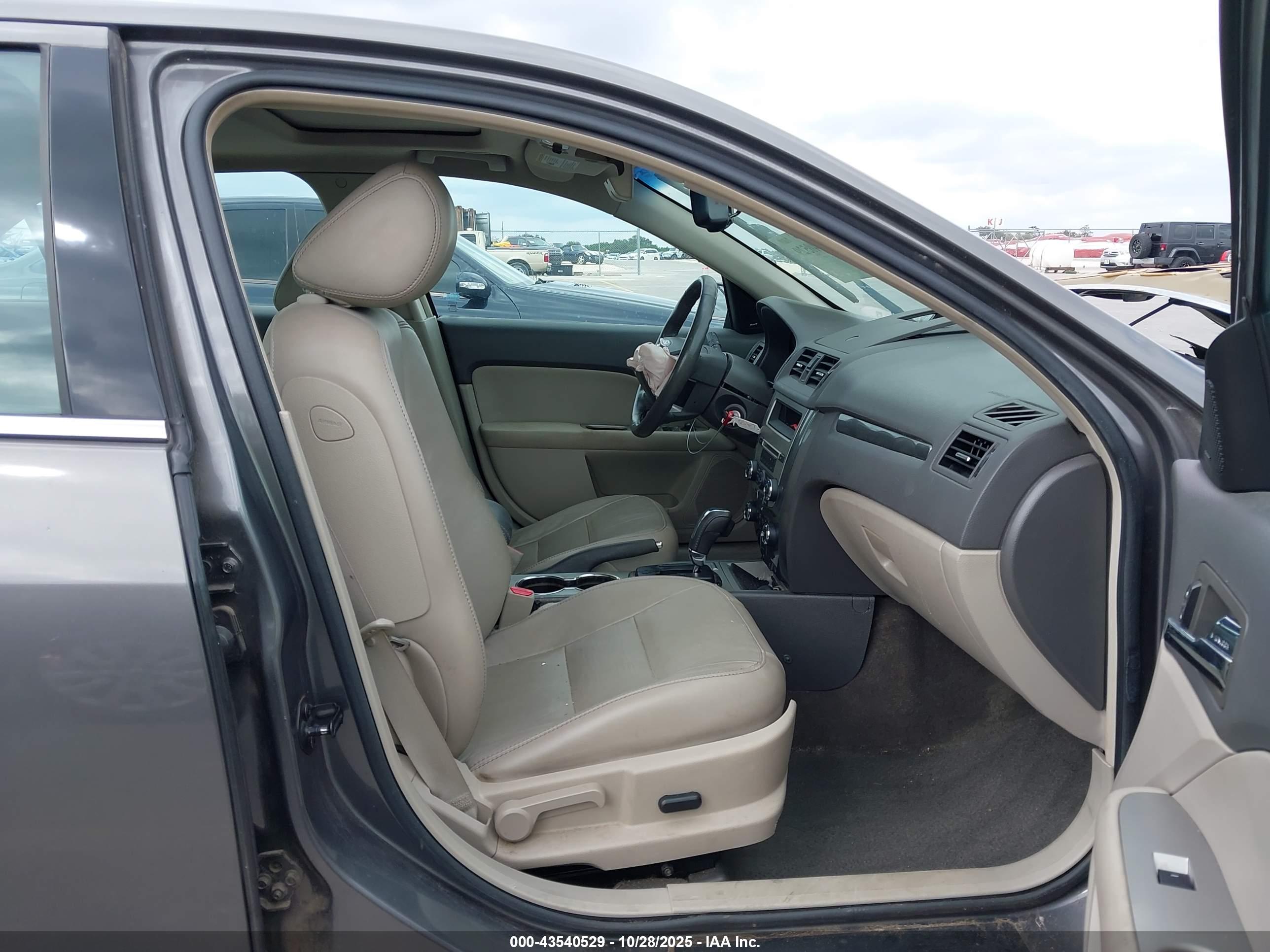 FORD FUSION image 5