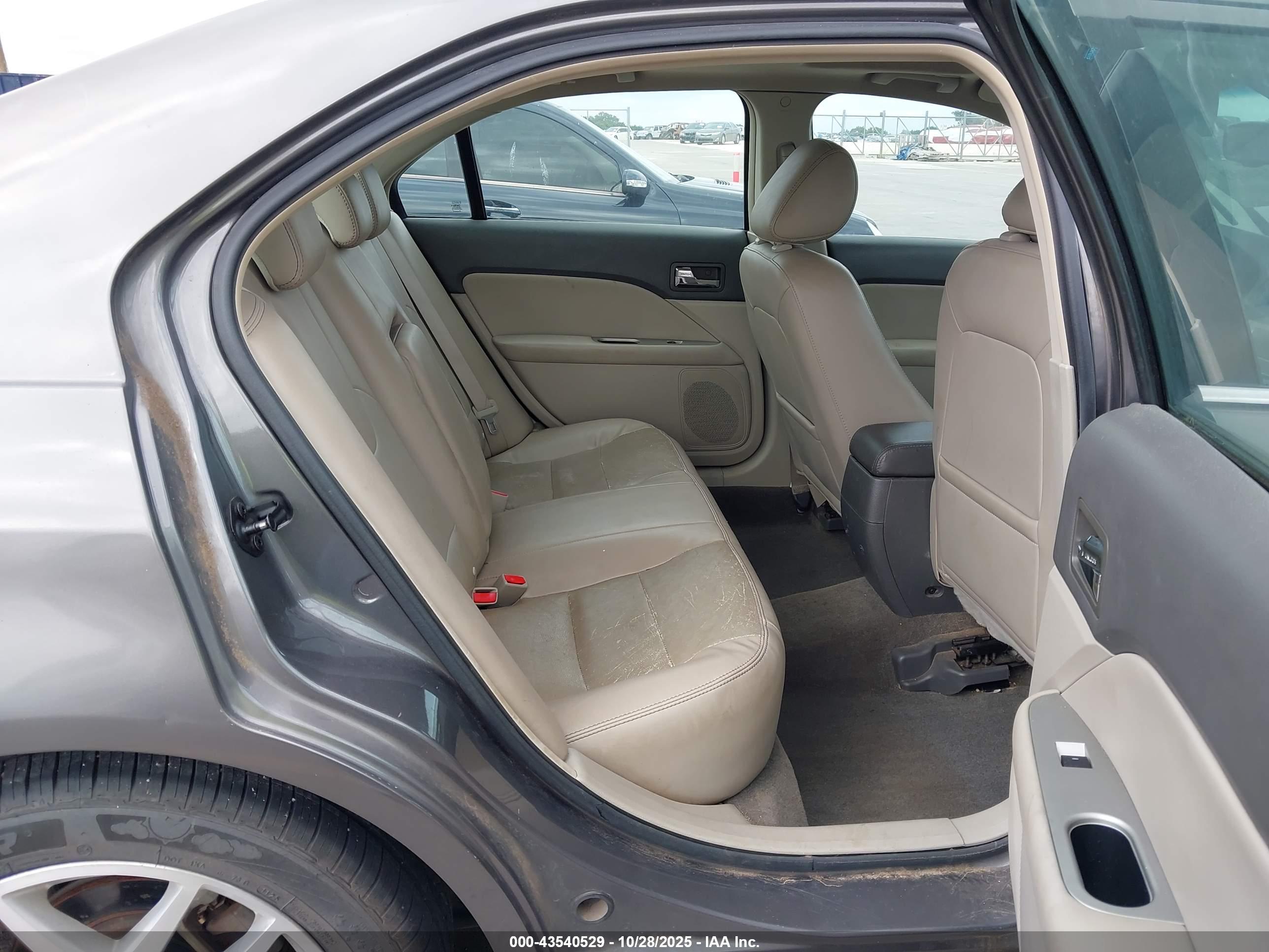 FORD FUSION image 8