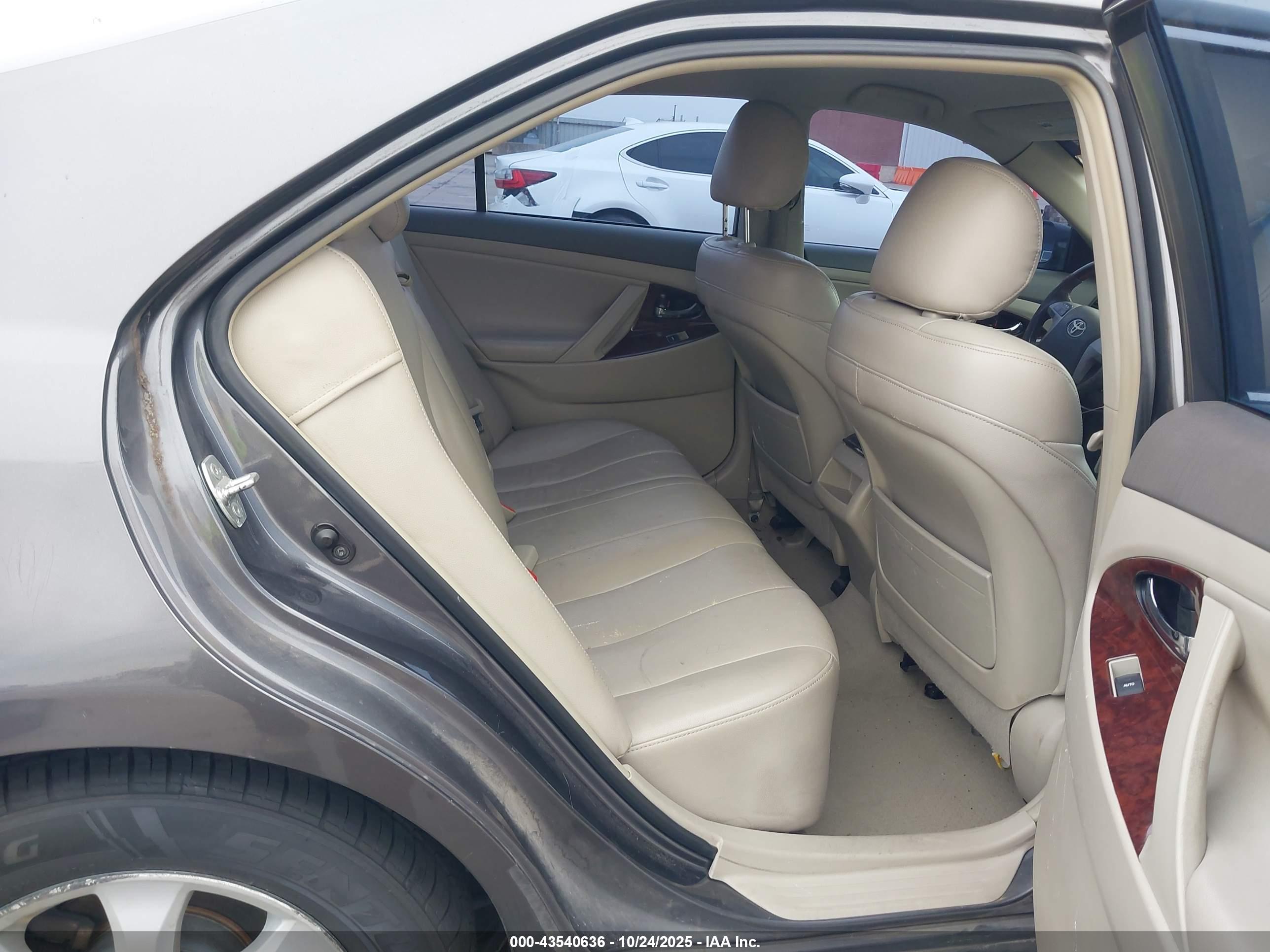 TOYOTA CAMRY image 8