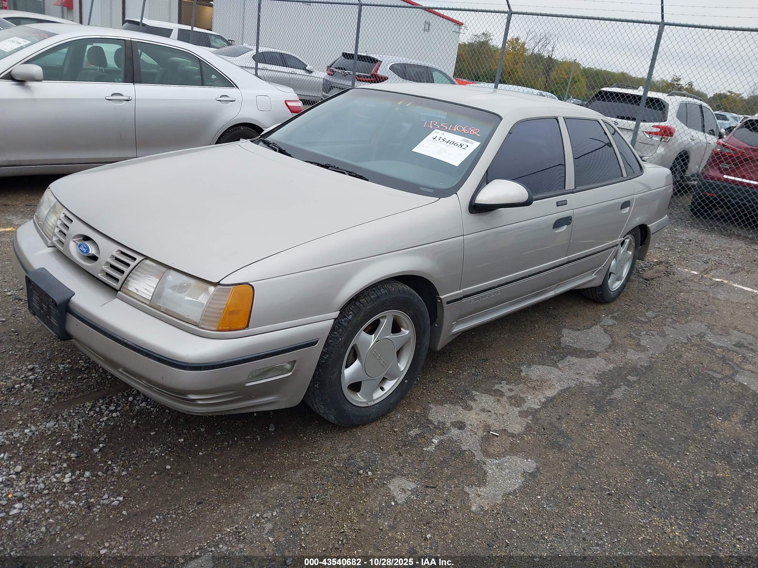 FORD TAURUS image 2