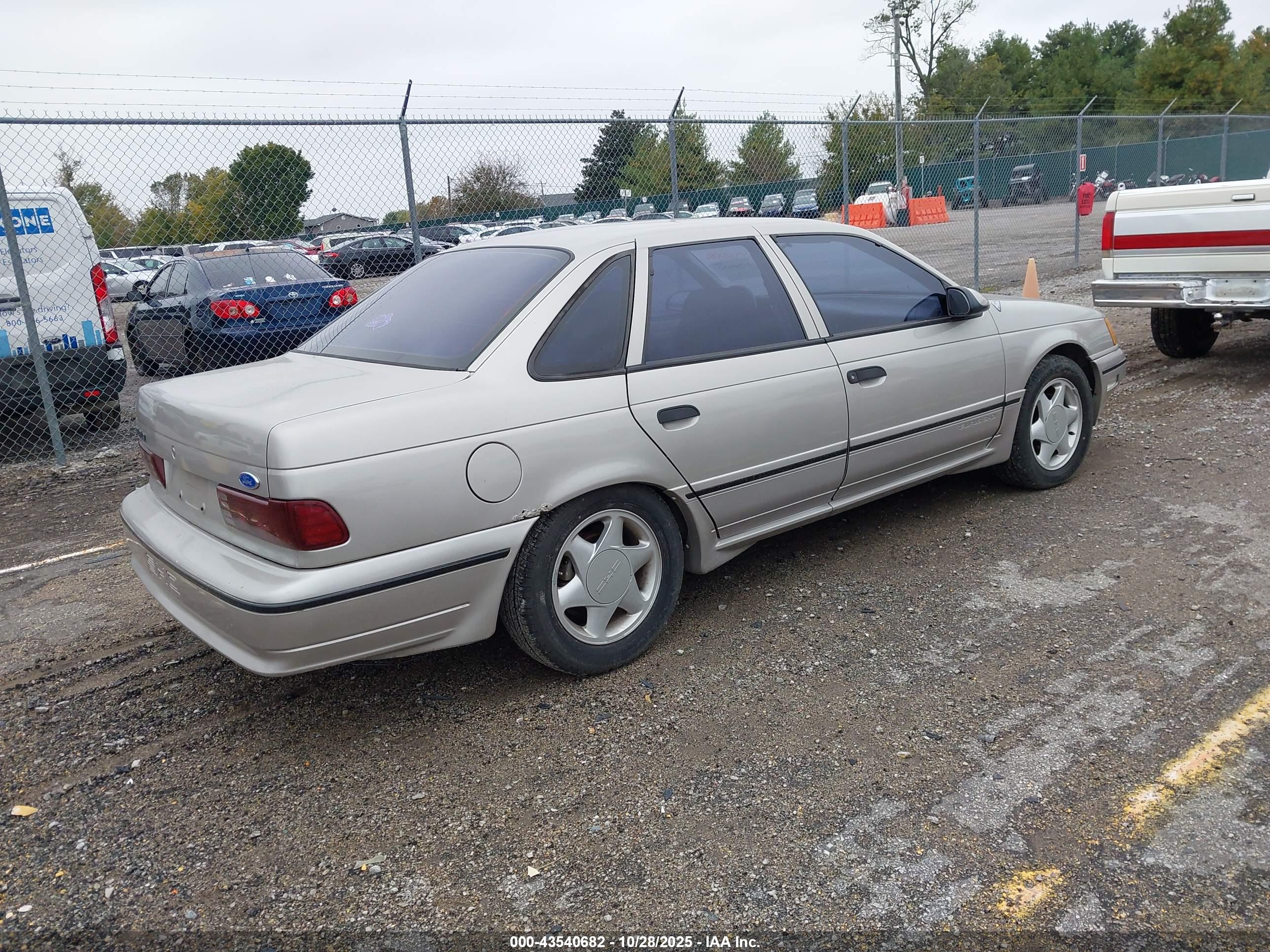 FORD TAURUS image 4