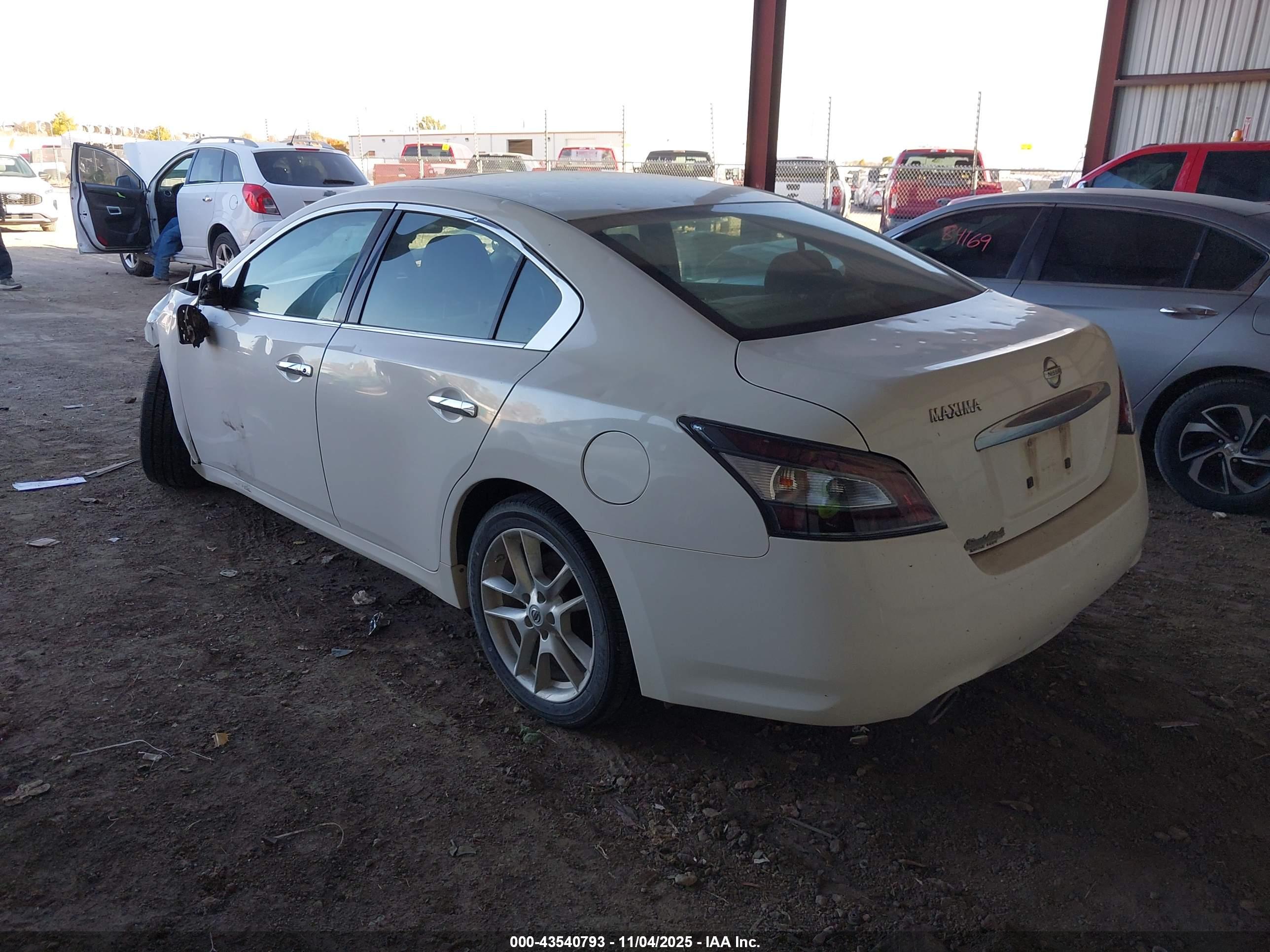 NISSAN MAXIMA image 3