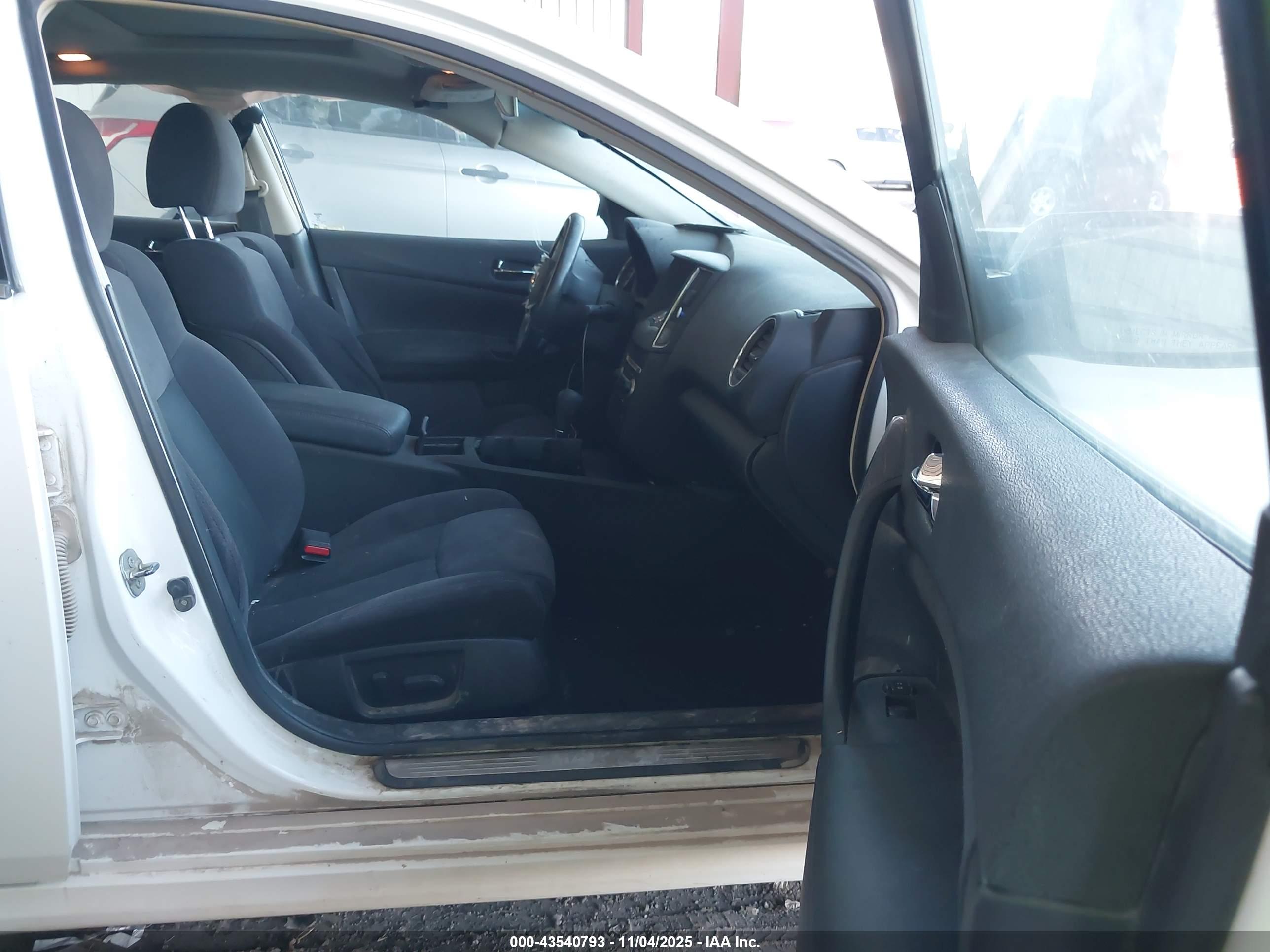 NISSAN MAXIMA image 5