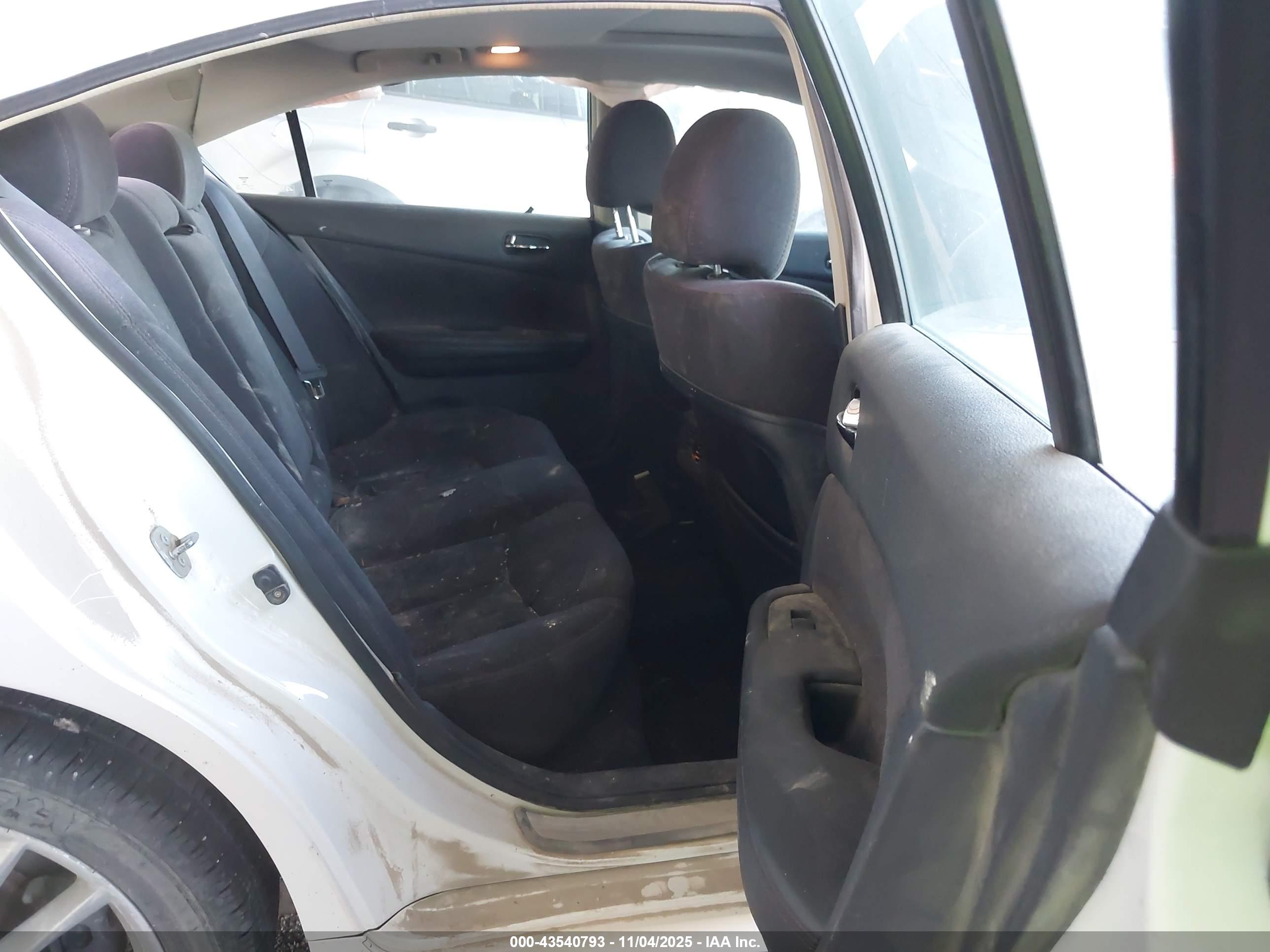 NISSAN MAXIMA image 8
