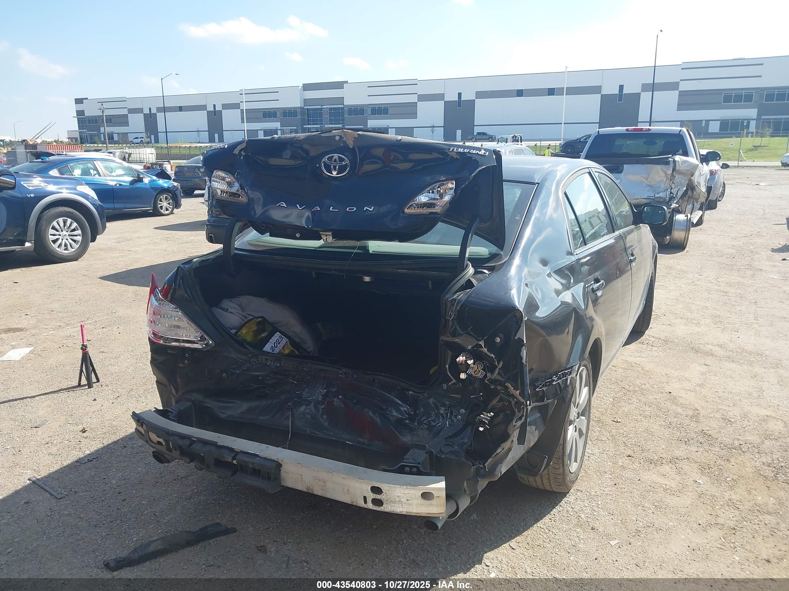 TOYOTA AVALON image 4