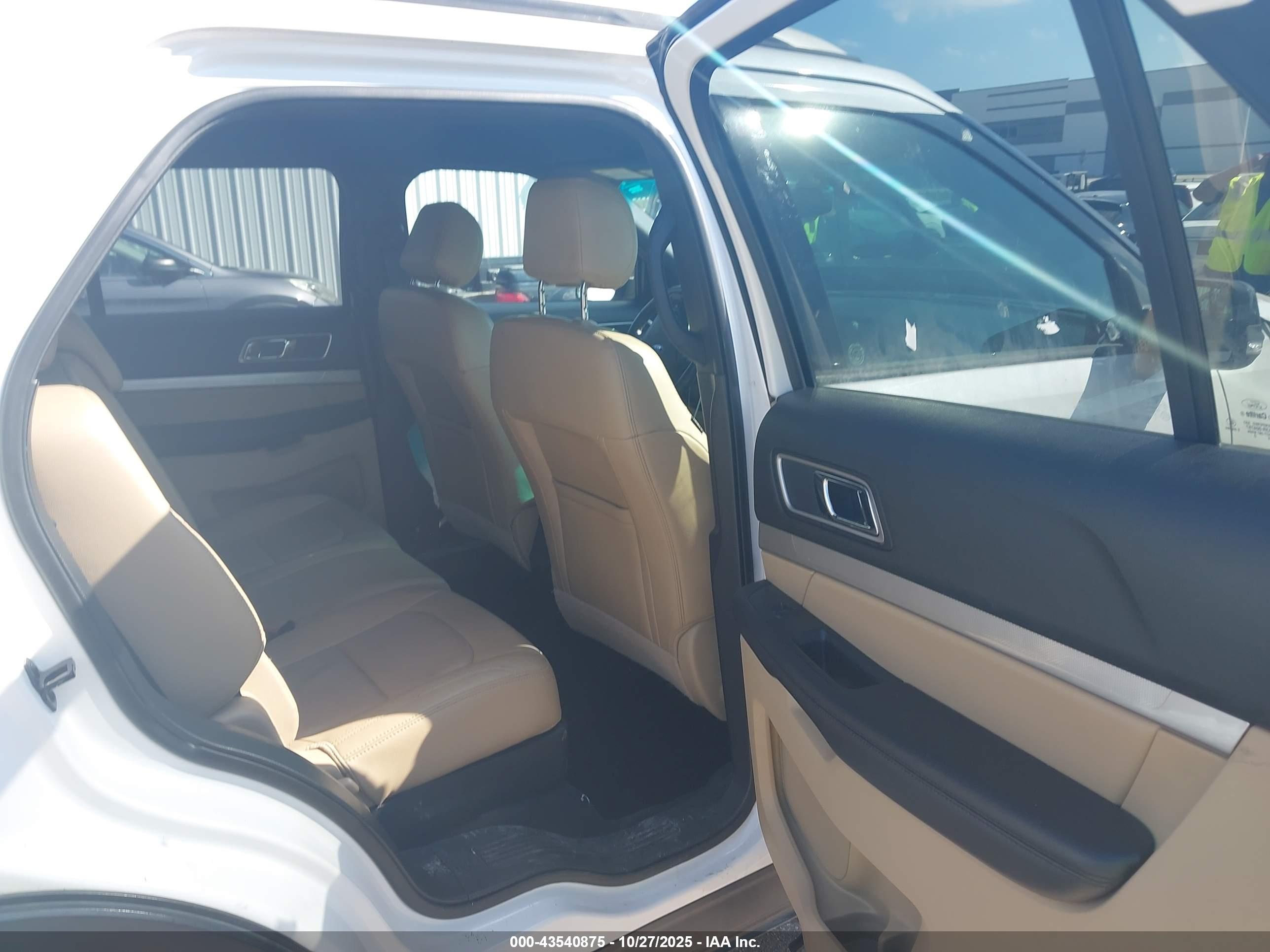 FORD EXPLORER image 8