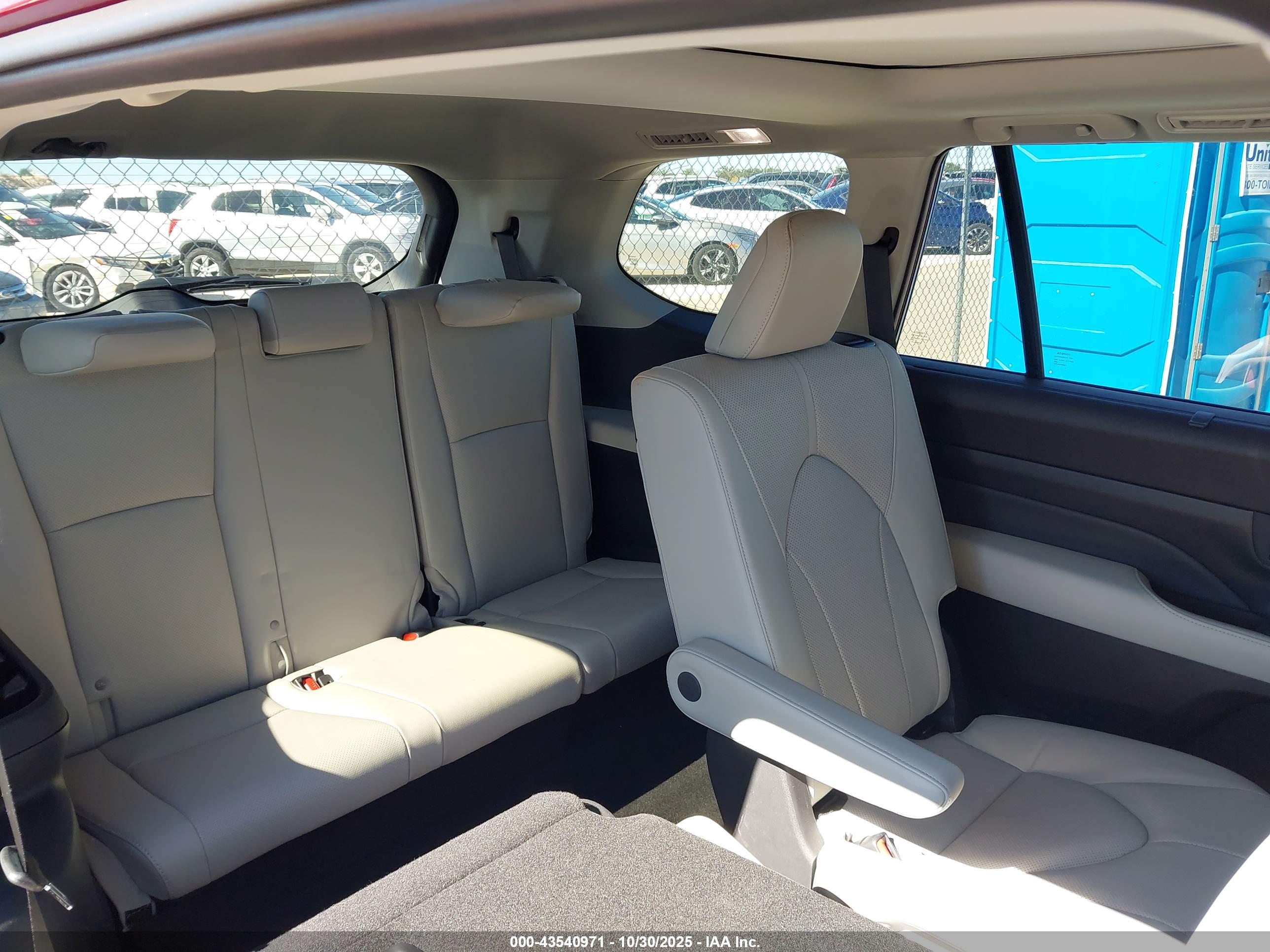 TOYOTA GRAND image 8