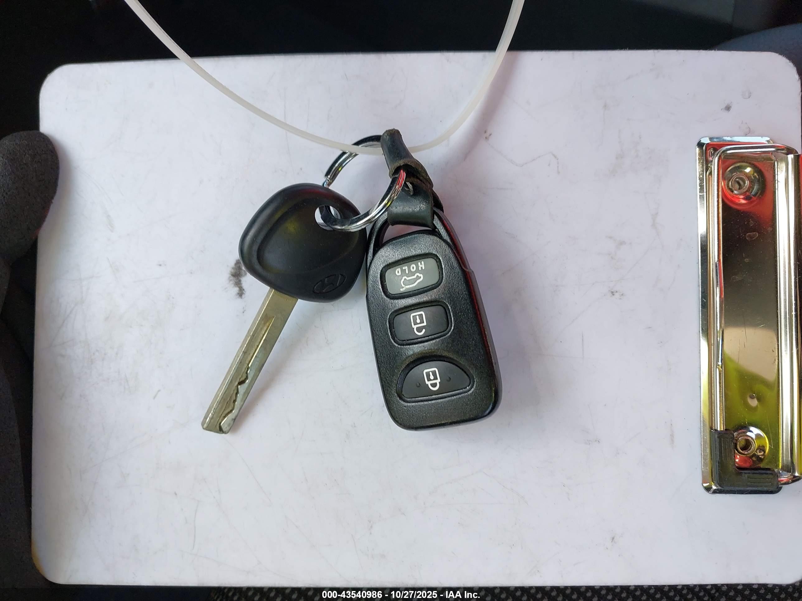 HYUNDAI VELOSTER image 11