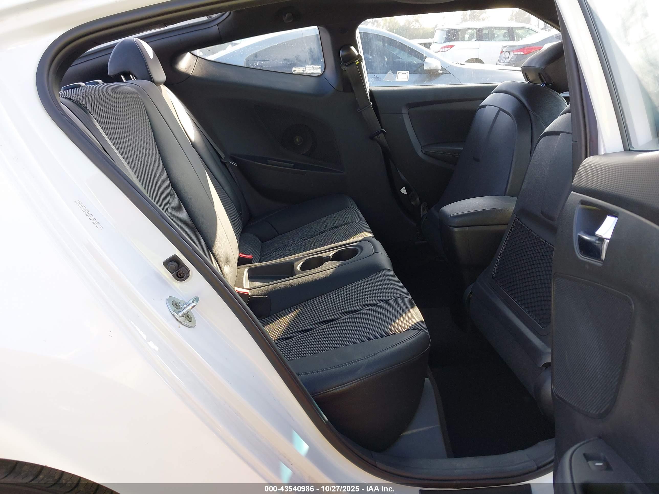 HYUNDAI VELOSTER image 8