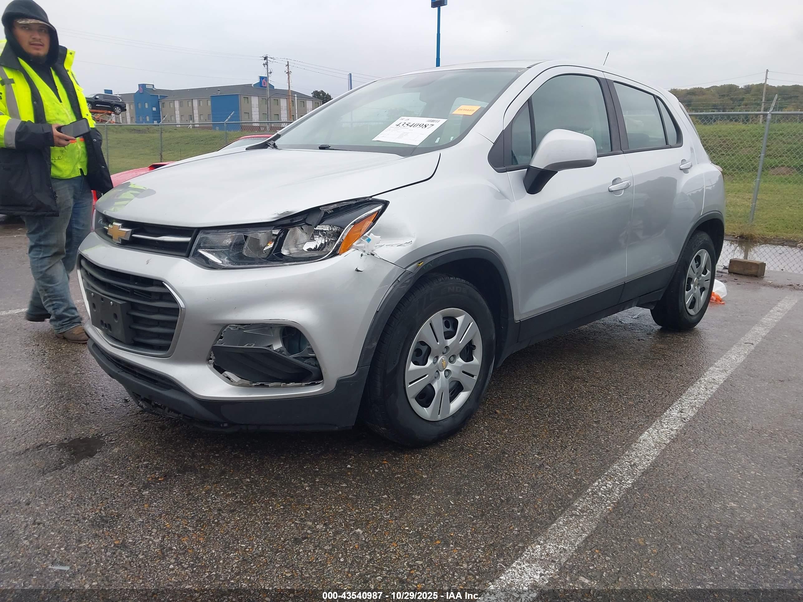 CHEVROLET TRAX image 2