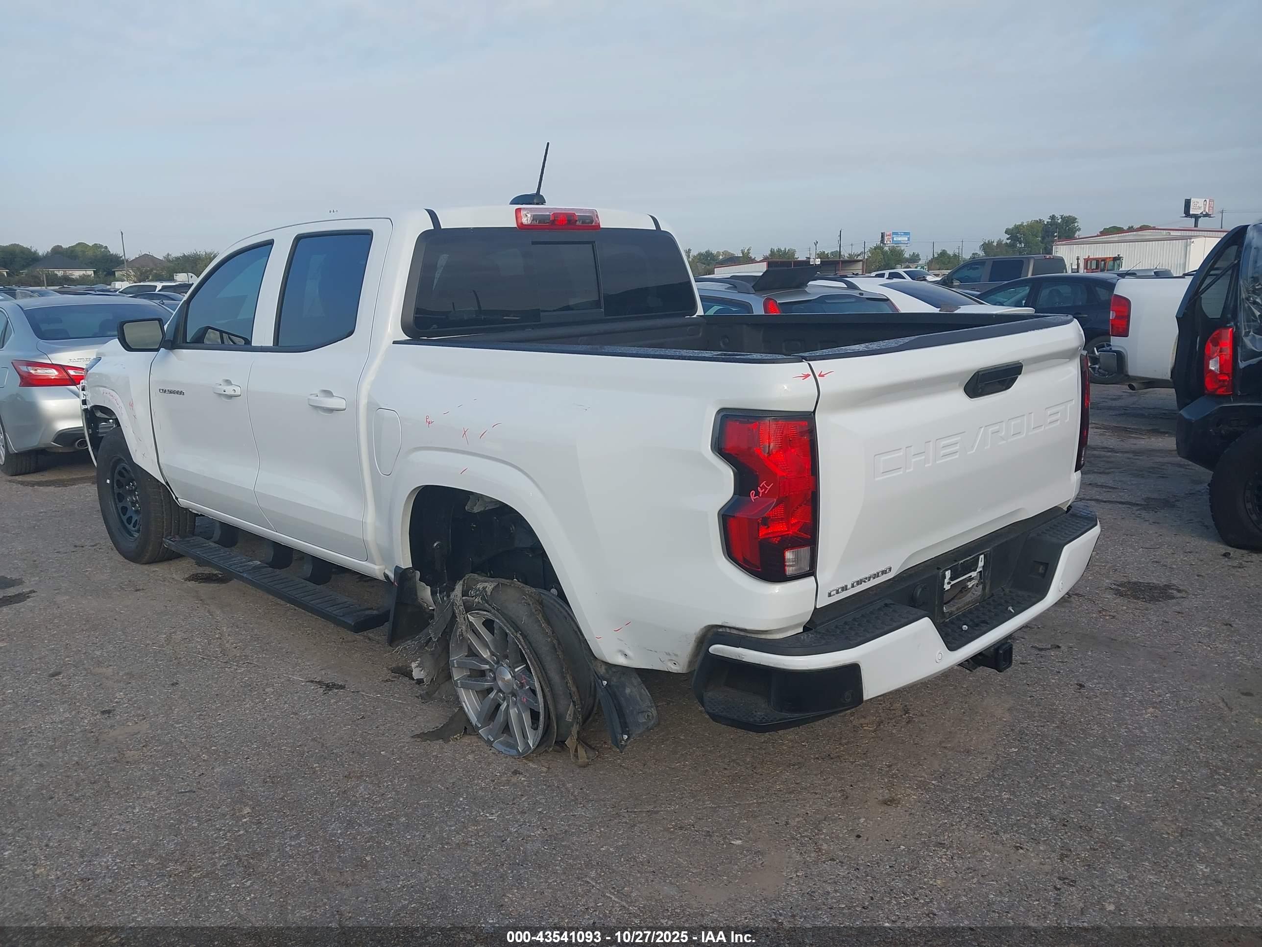 CHEVROLET COLORADO image 3