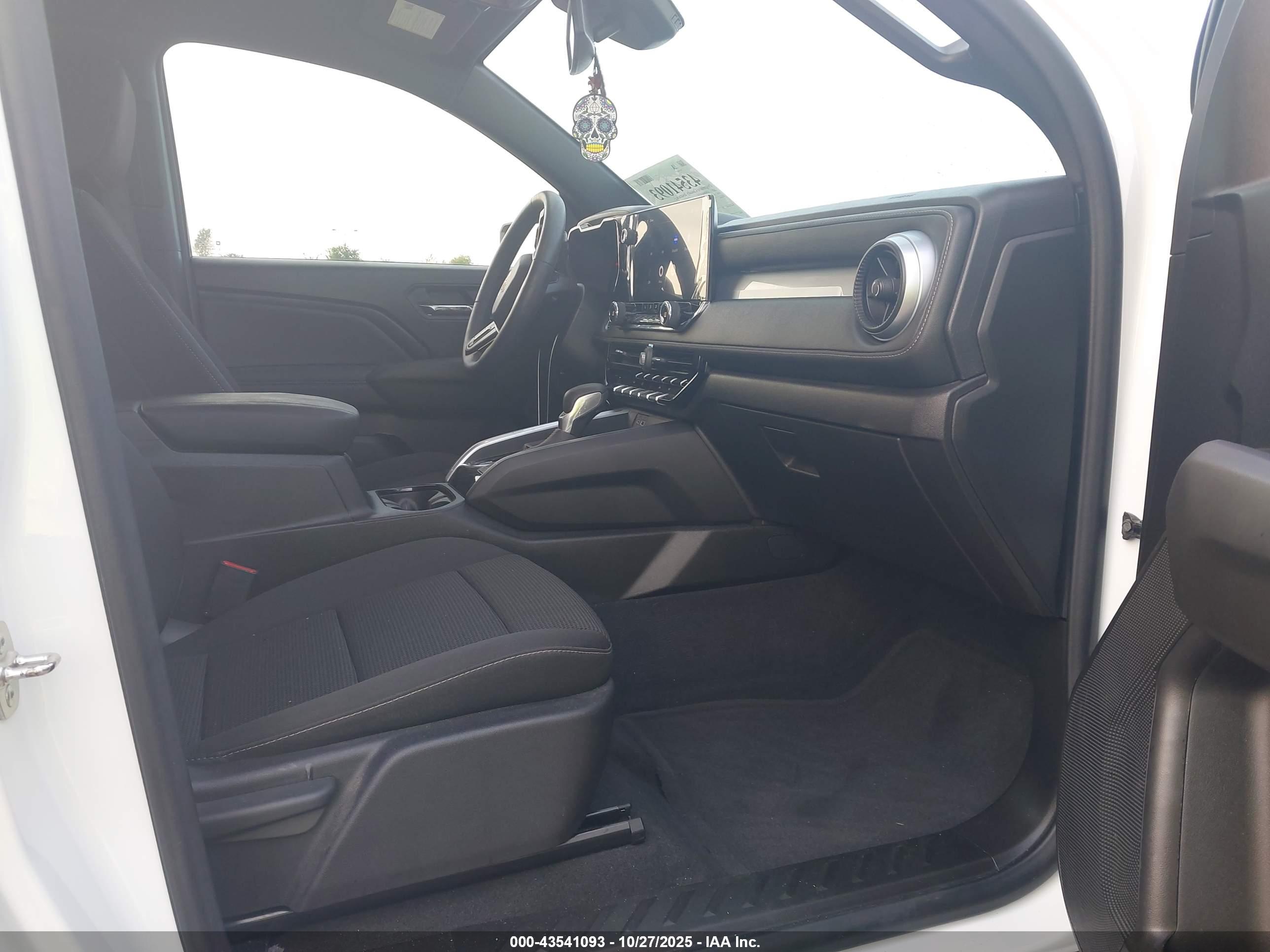 CHEVROLET COLORADO image 5
