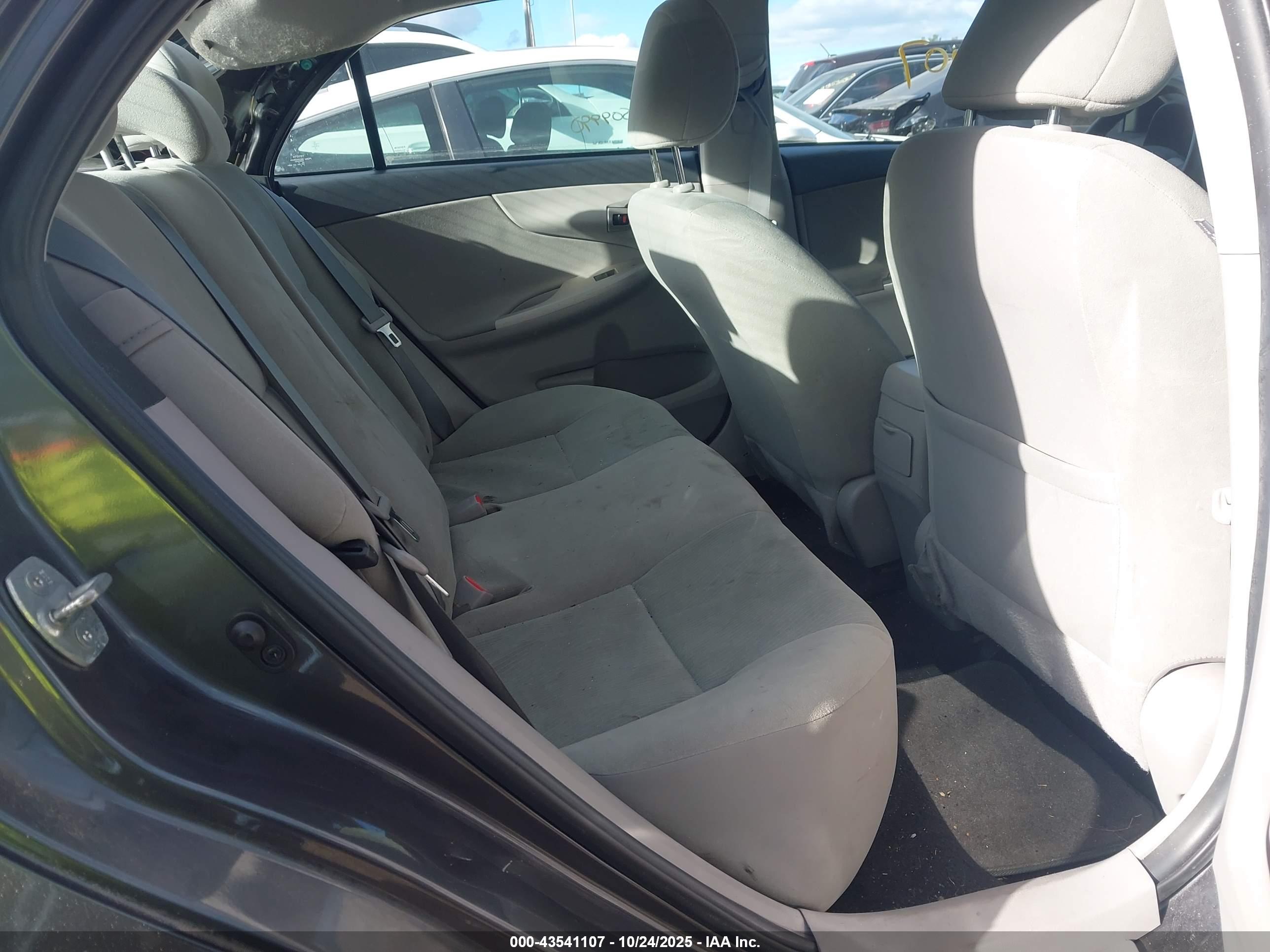 TOYOTA COROLLA image 8
