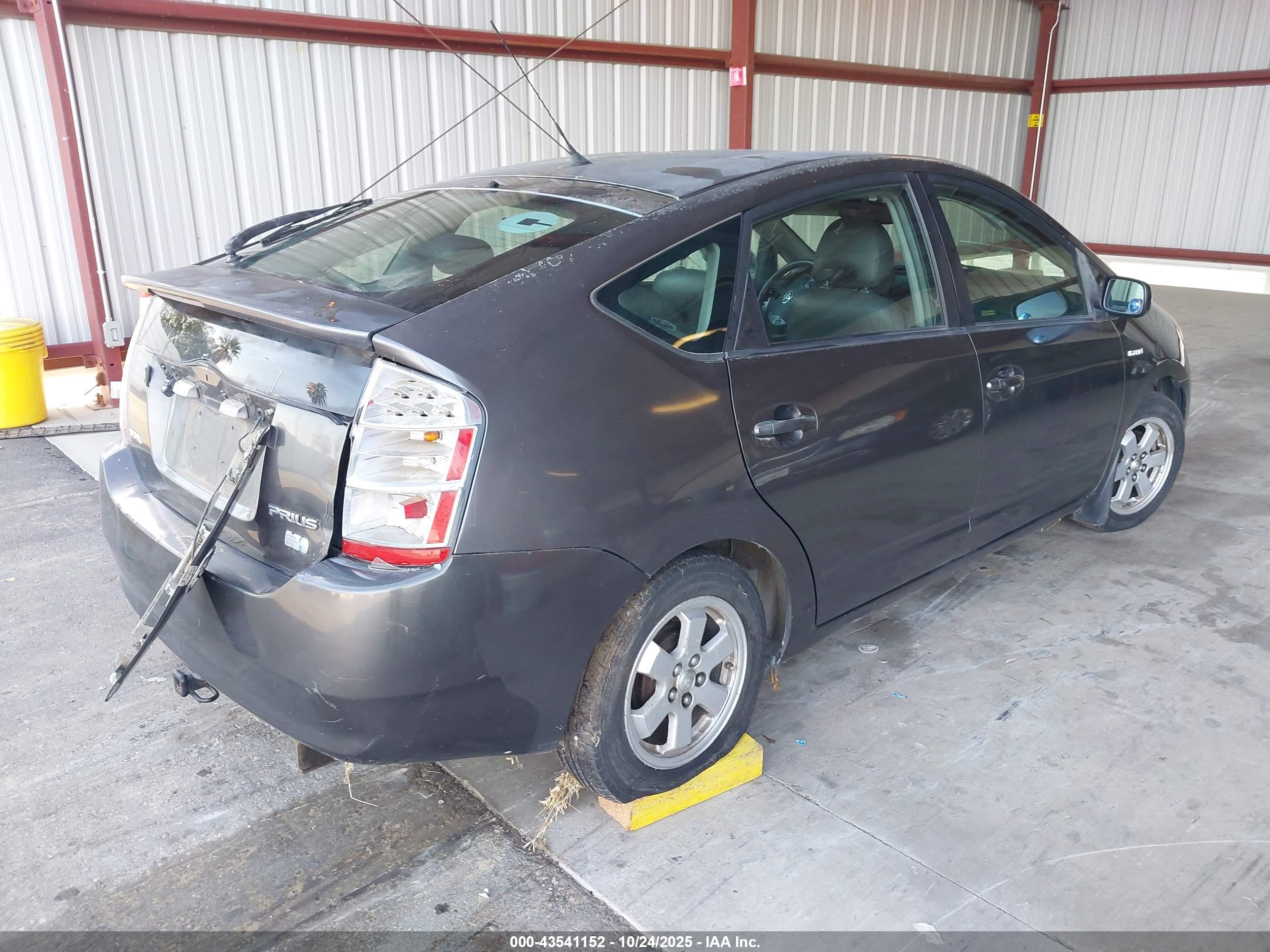TOYOTA PRIUS image 4