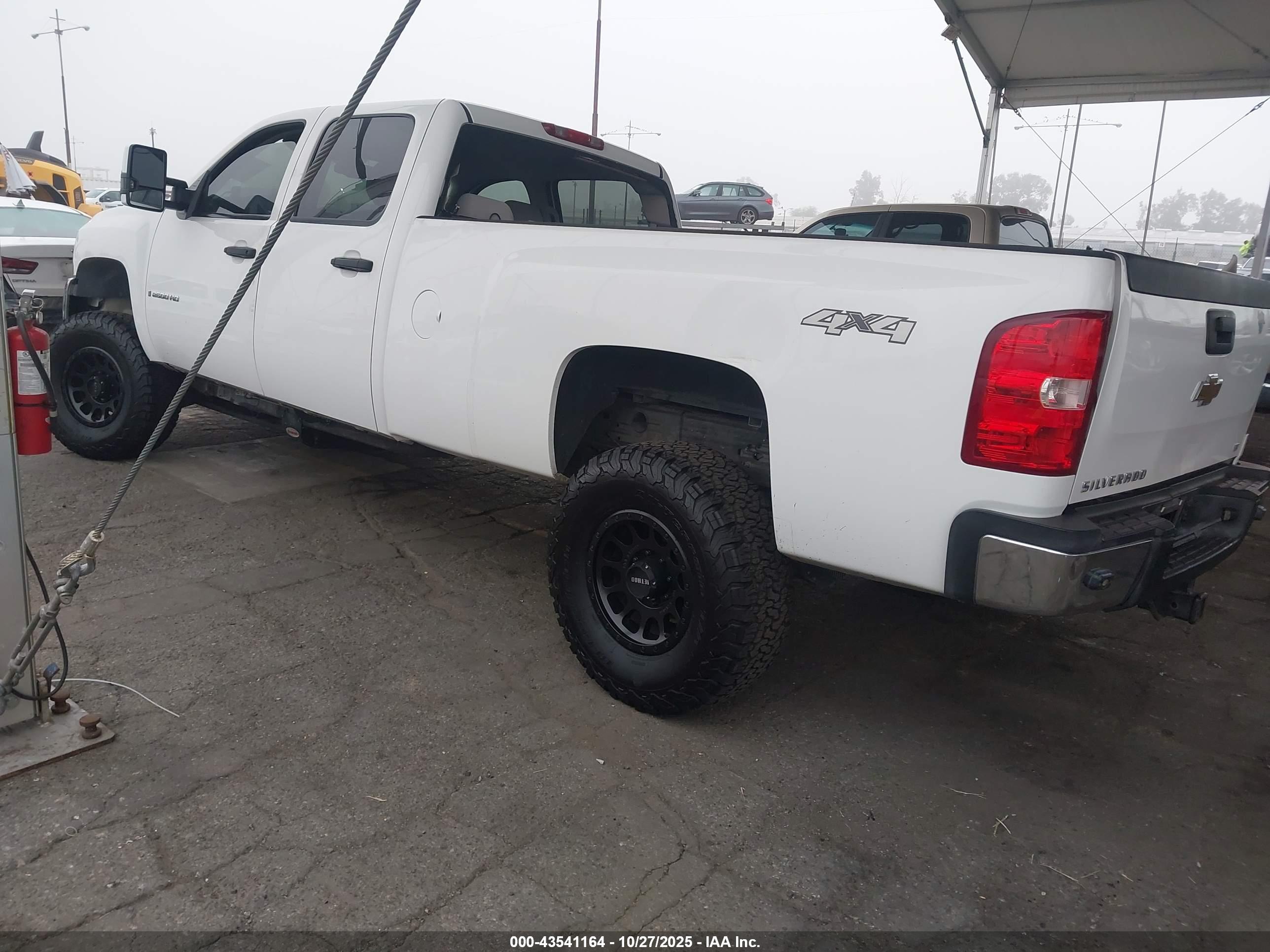 CHEVROLET SILVERADO image 3