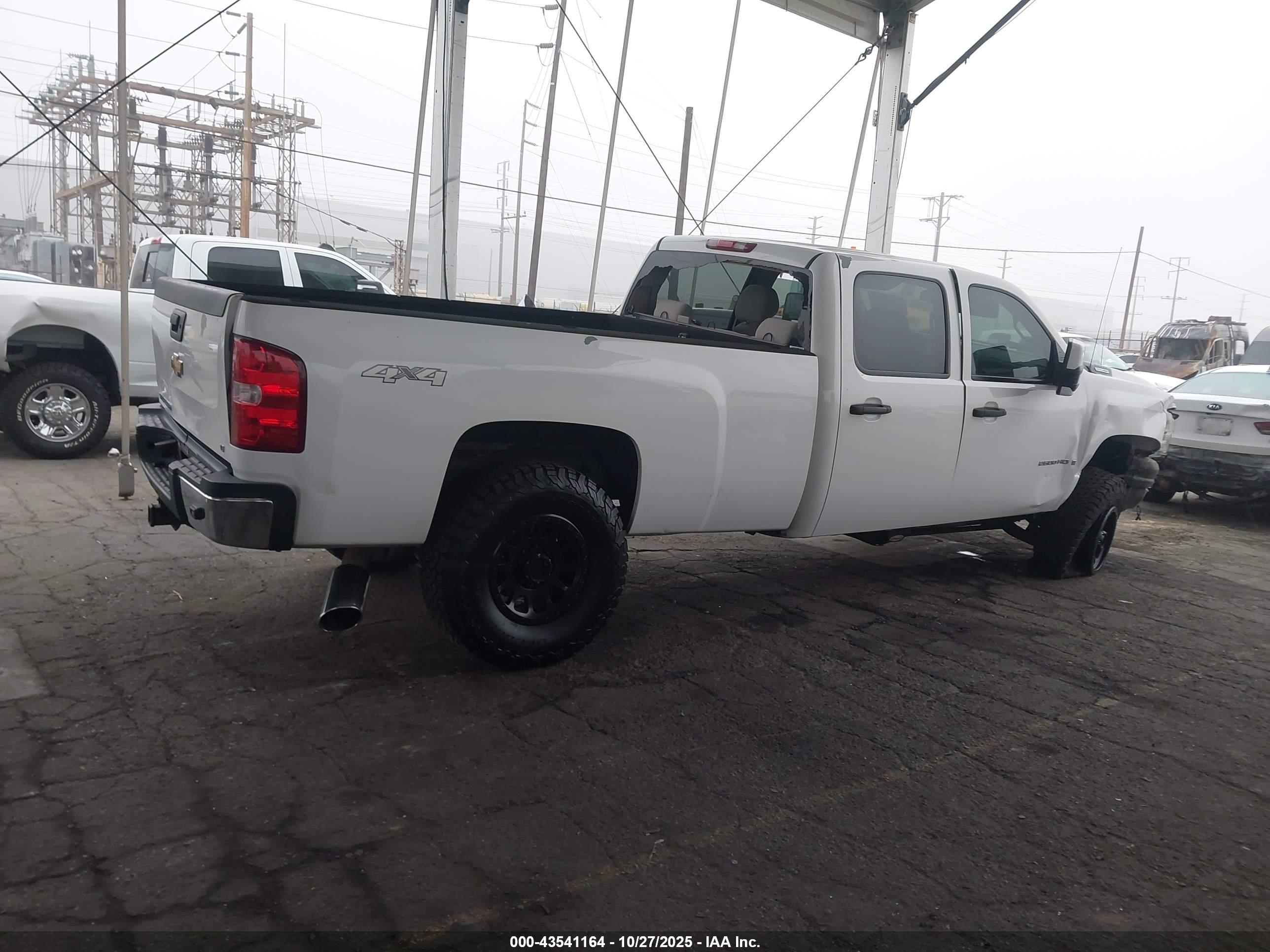 CHEVROLET SILVERADO image 4