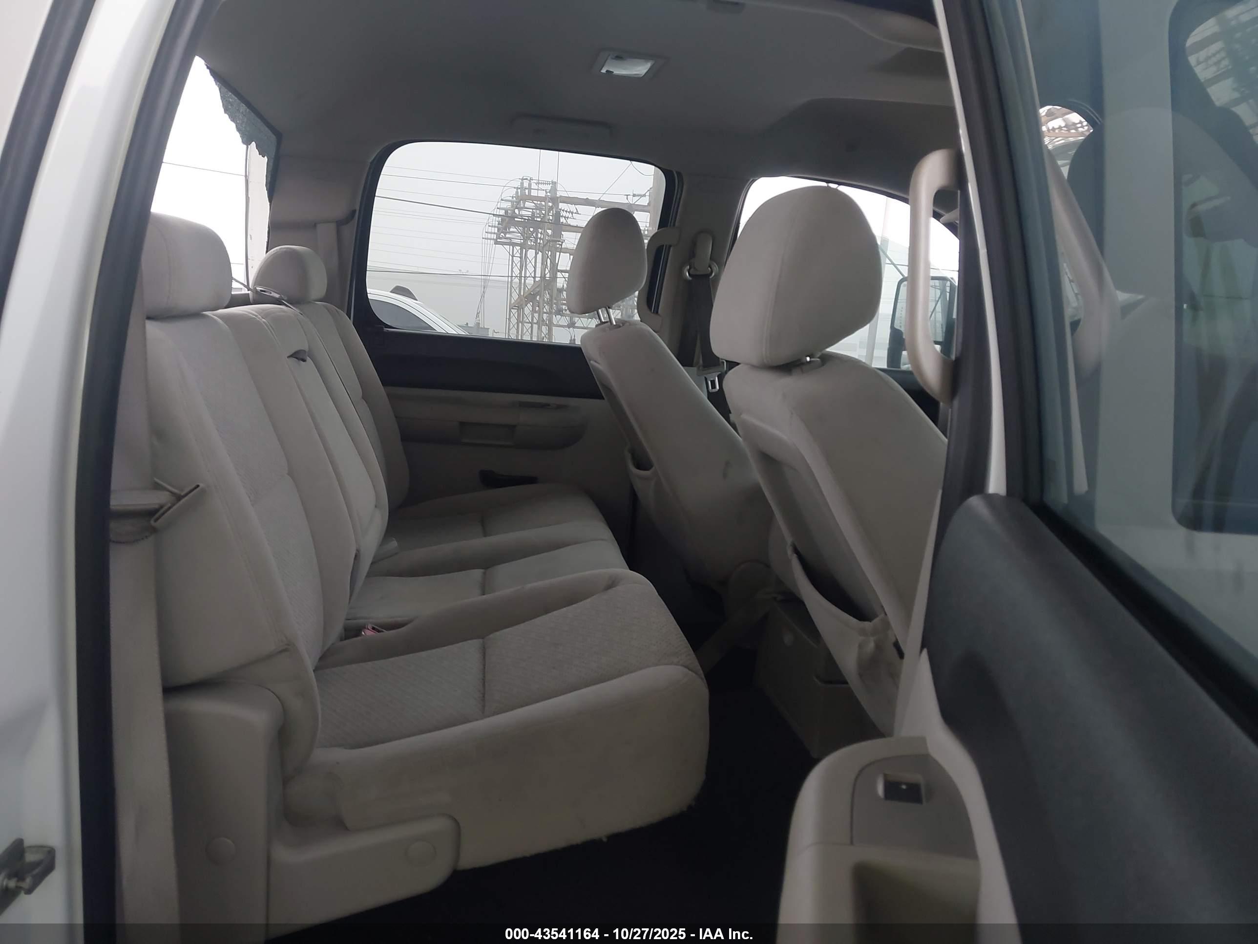 CHEVROLET SILVERADO image 8