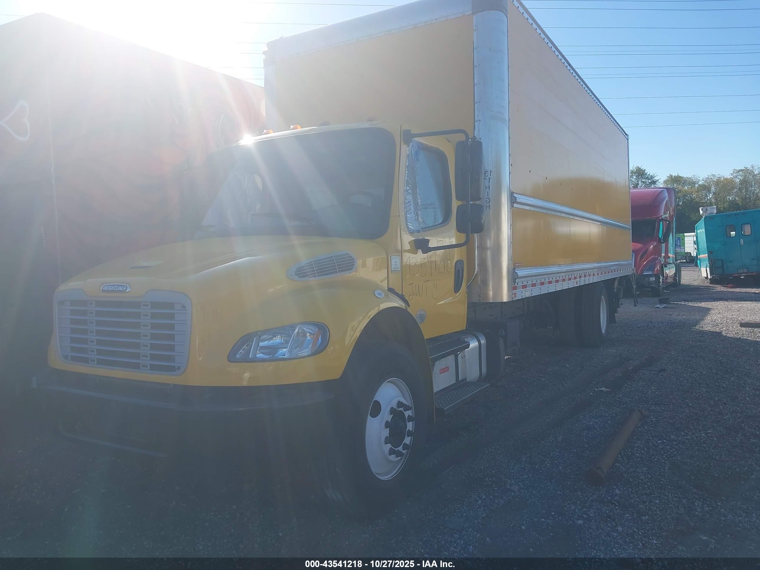 FREIGHTLINER M2 image 2