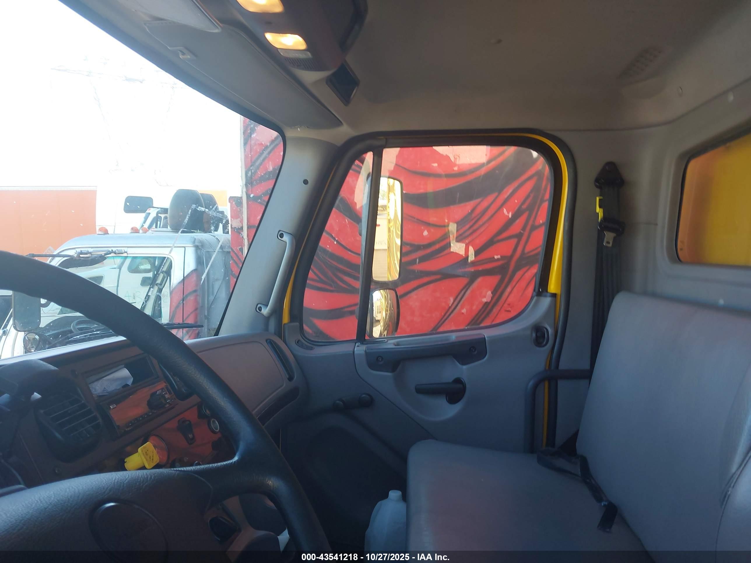 FREIGHTLINER M2 image 7