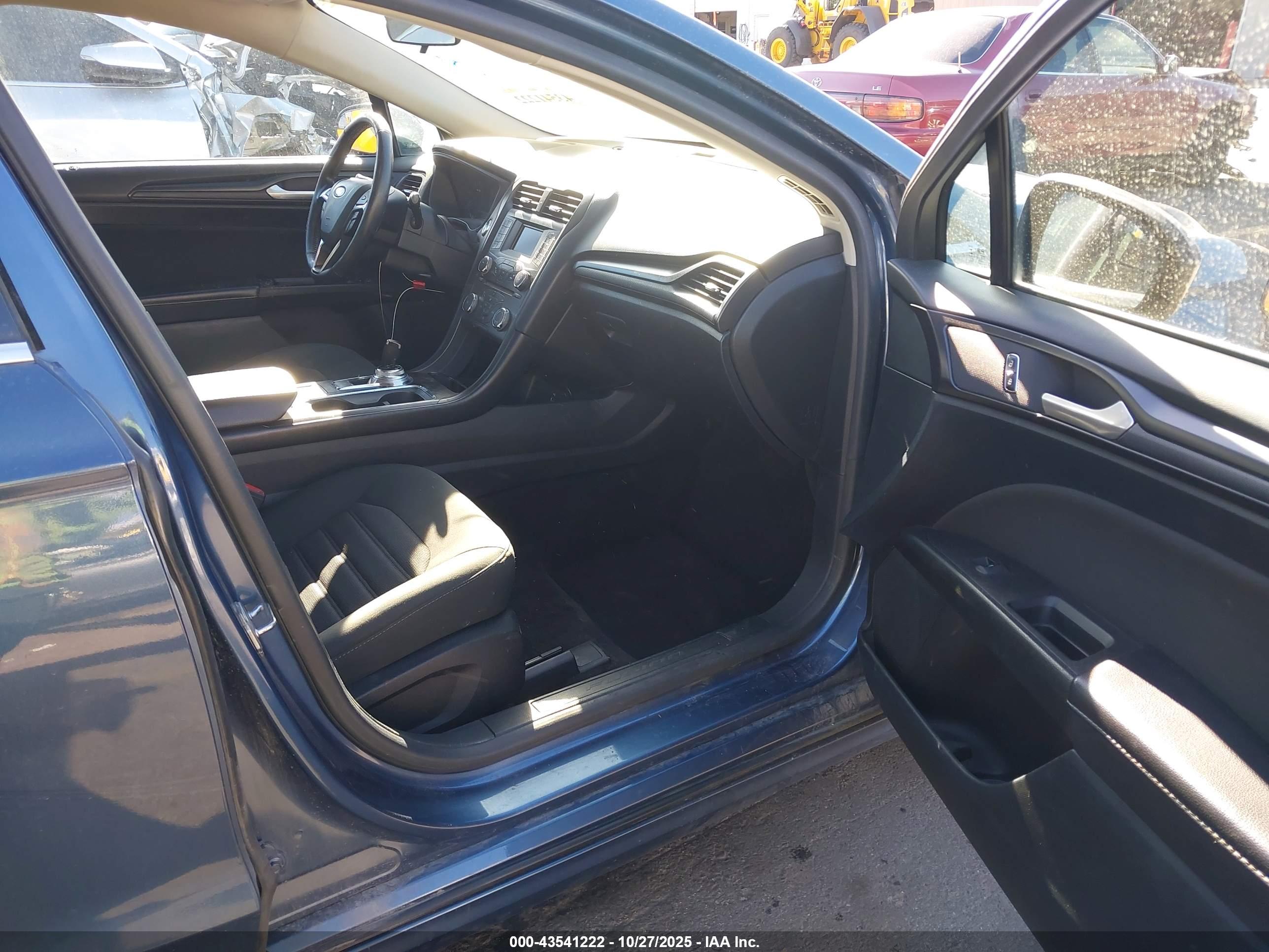 FORD FUSION image 5