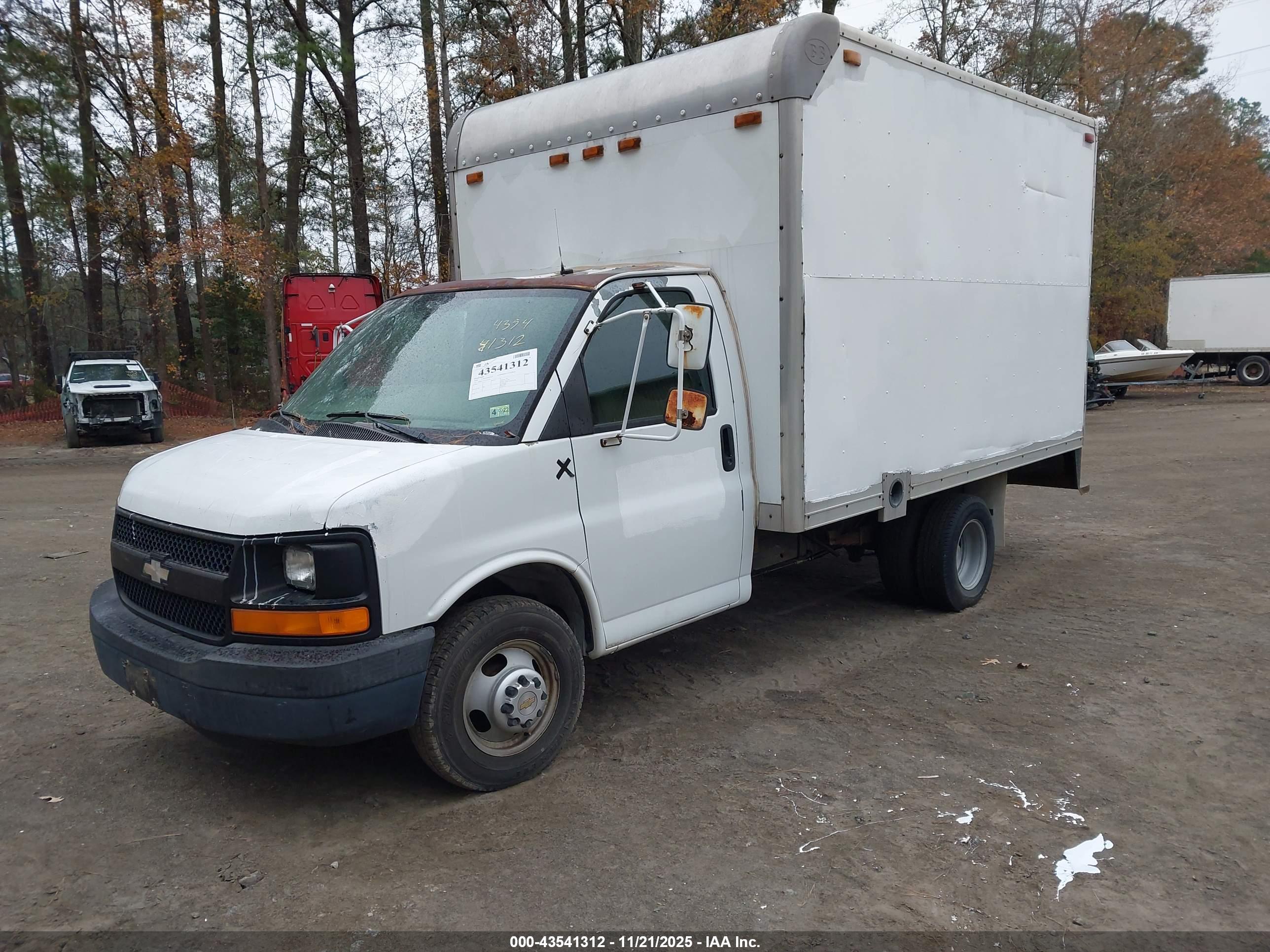 CHEVROLET EXPRESS image 2