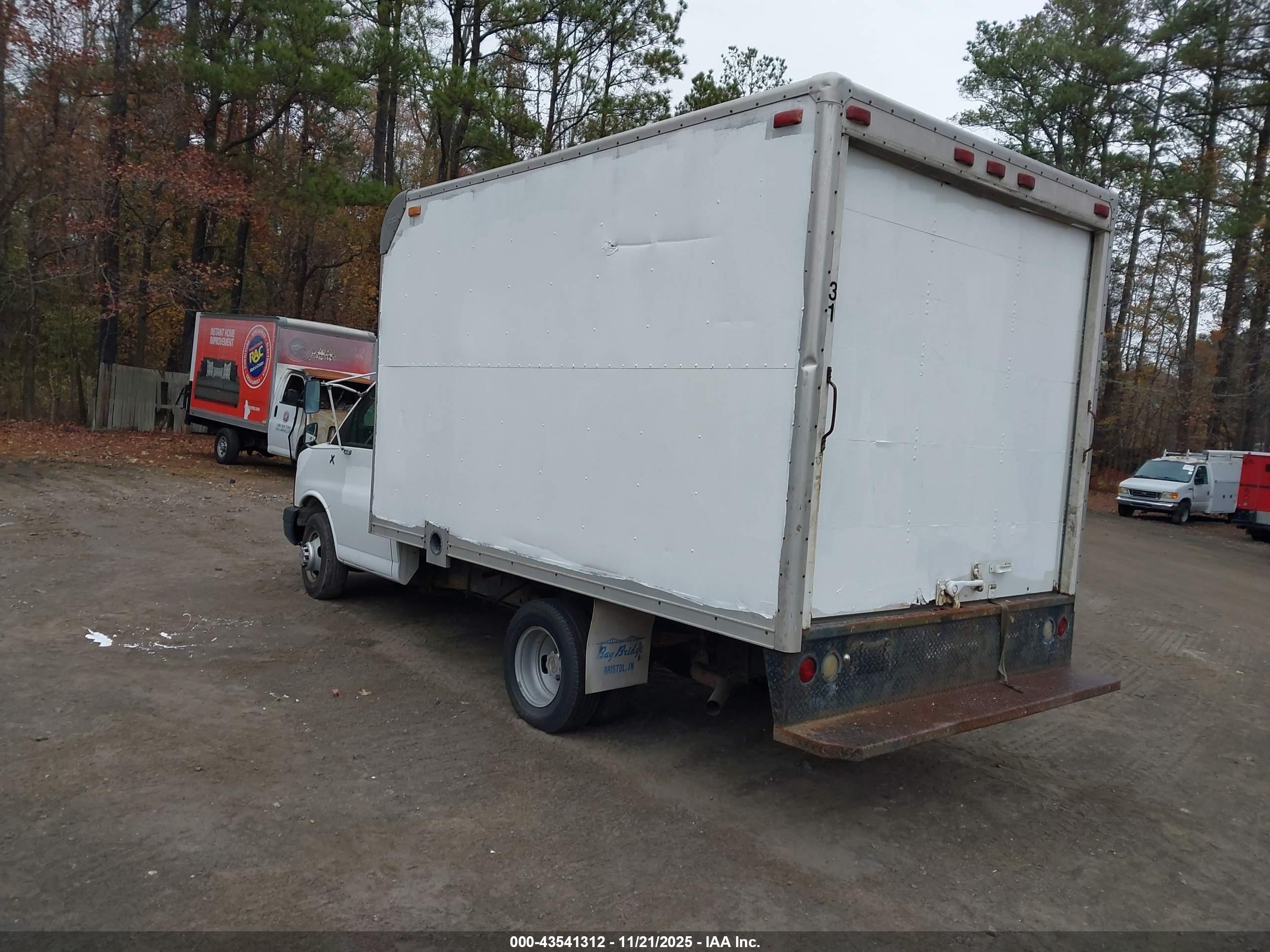 CHEVROLET EXPRESS image 3