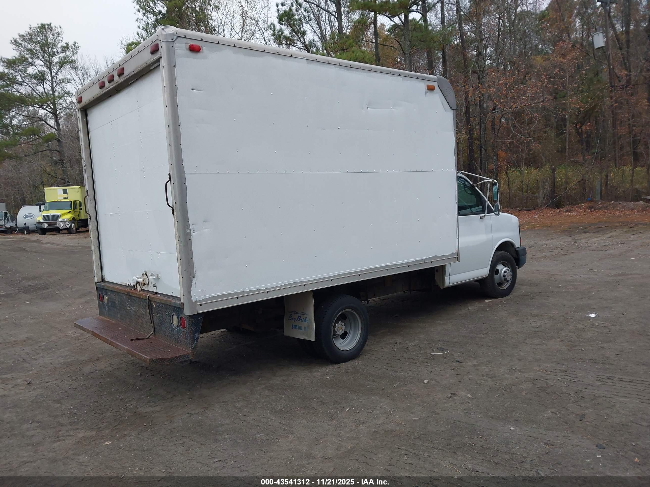 CHEVROLET EXPRESS image 4