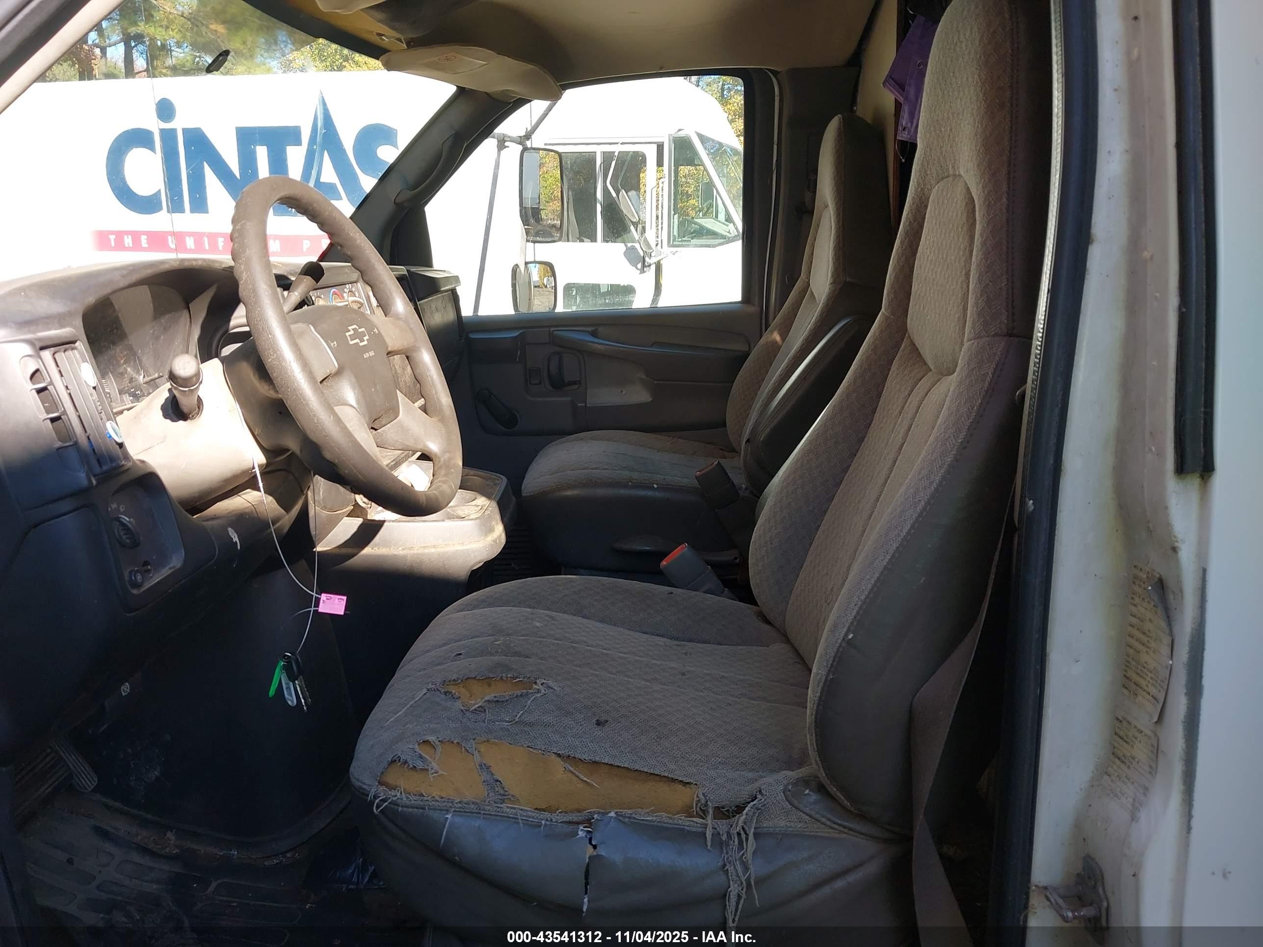 CHEVROLET EXPRESS image 8