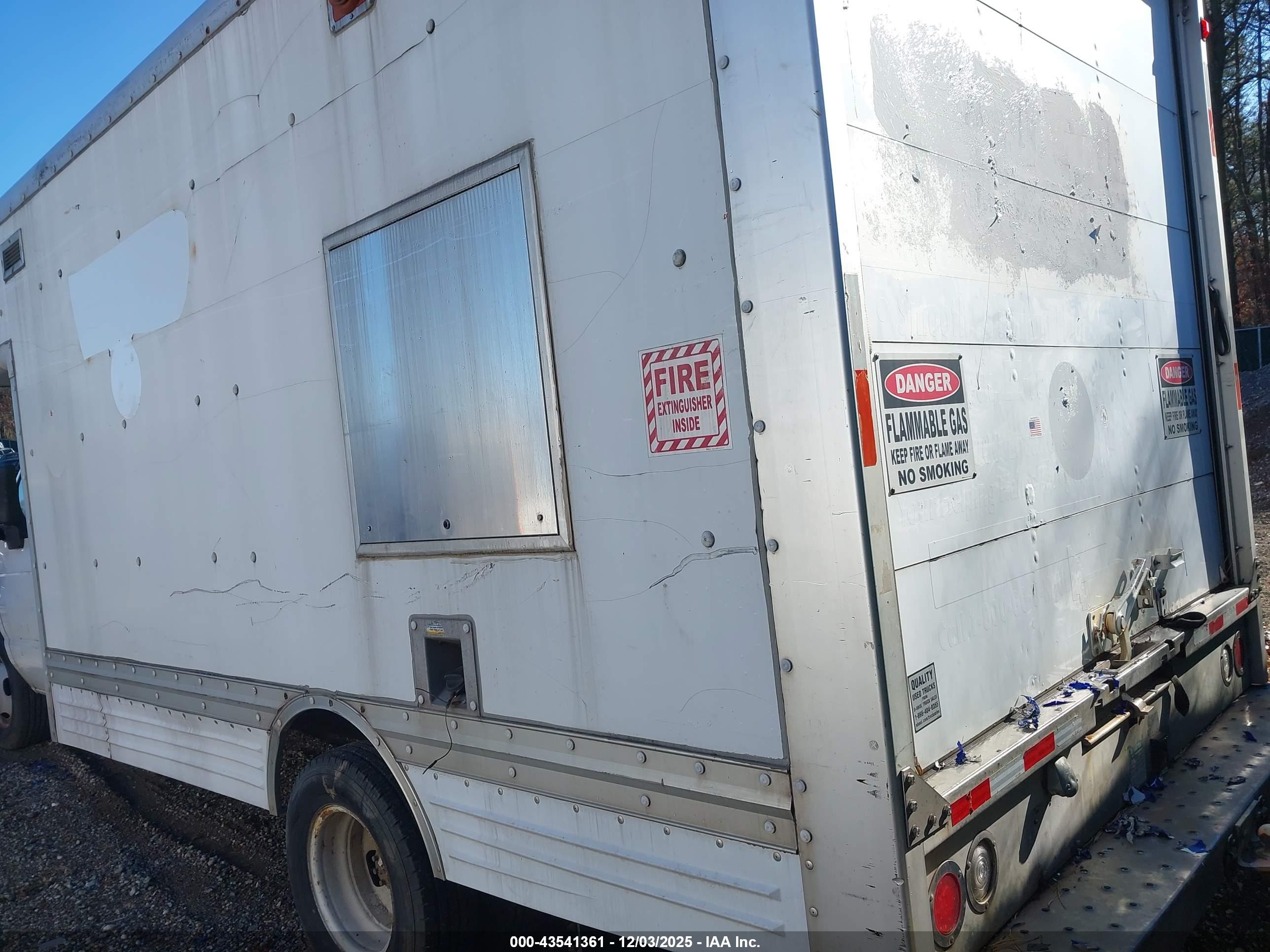 FORD E-450 image 3