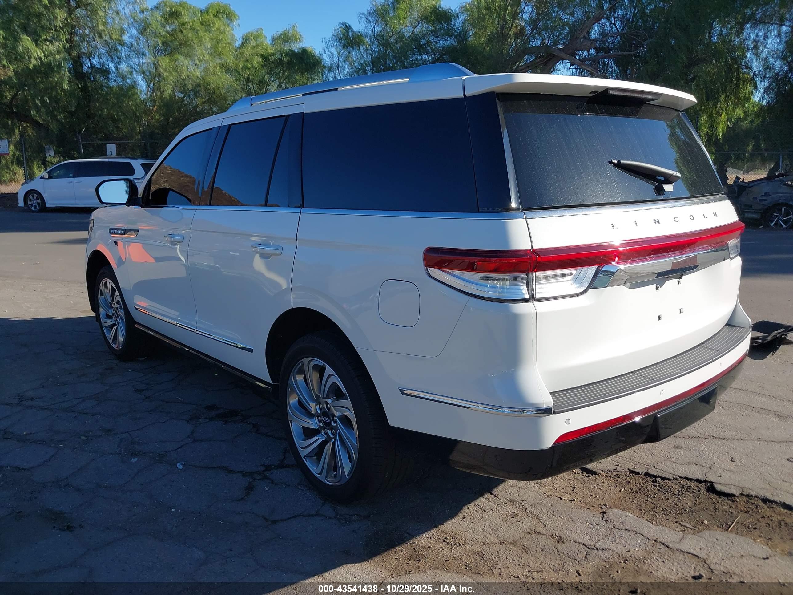 LINCOLN NAVIGATOR image 3