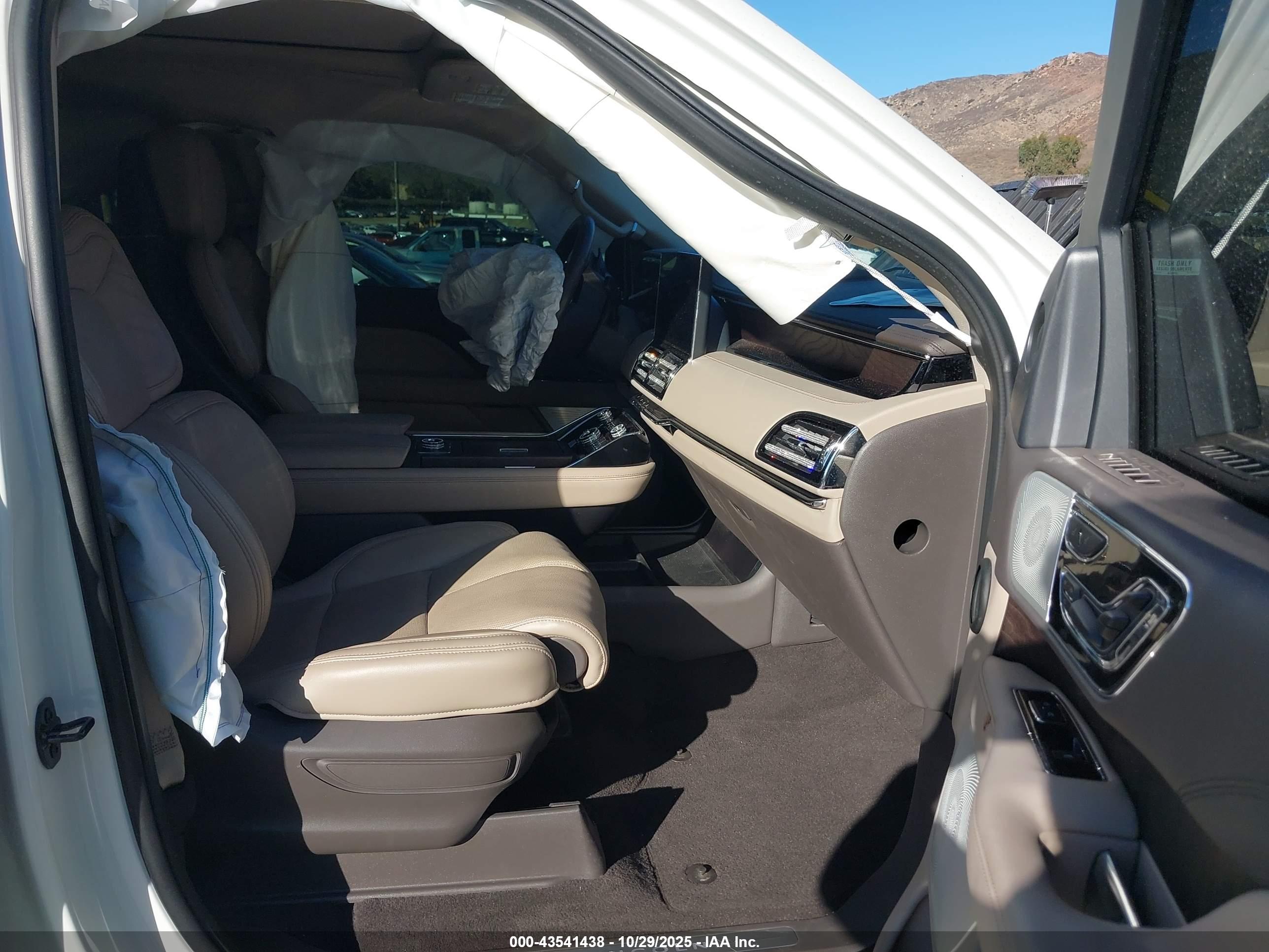 LINCOLN NAVIGATOR image 5
