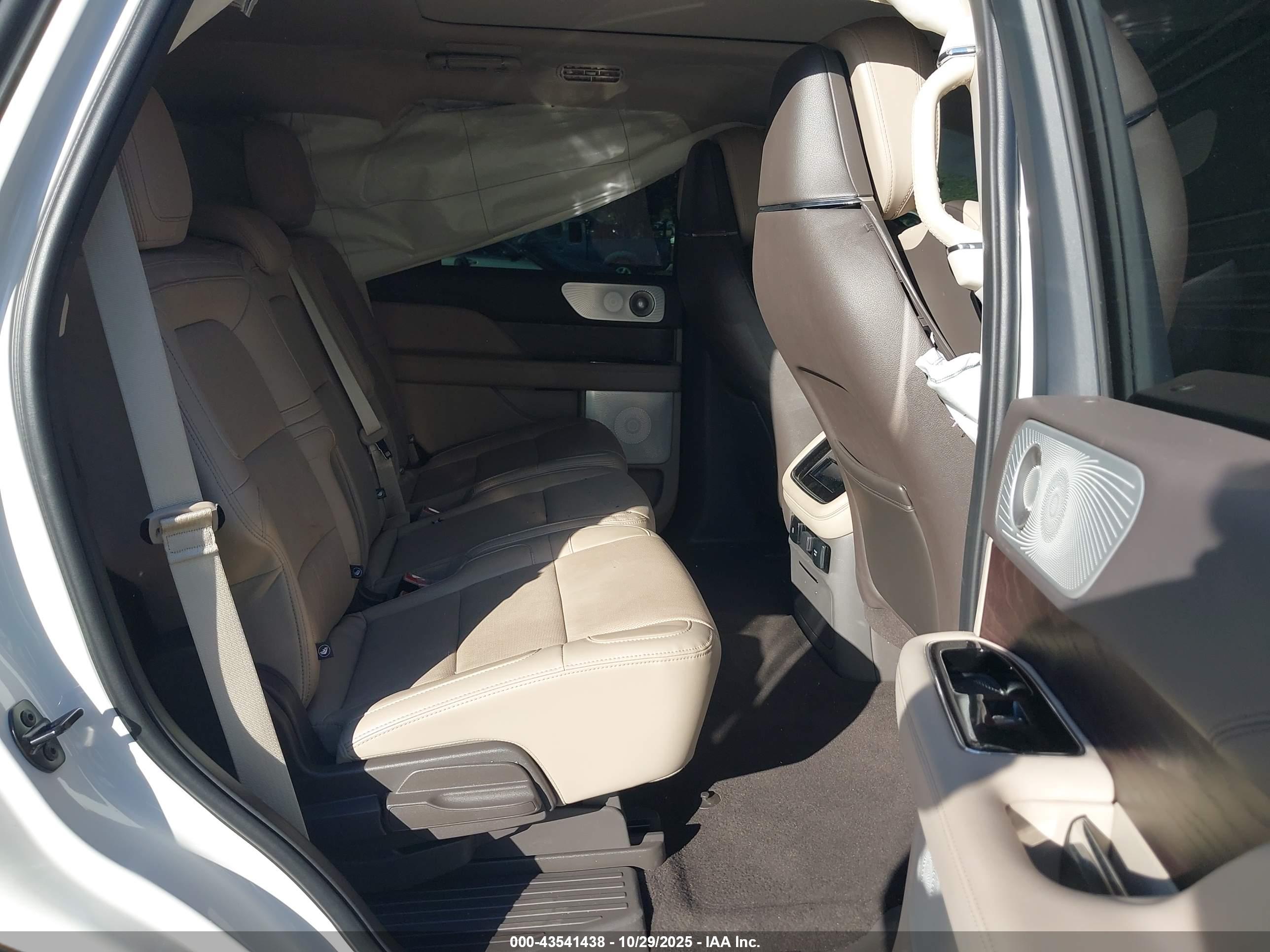 LINCOLN NAVIGATOR image 8