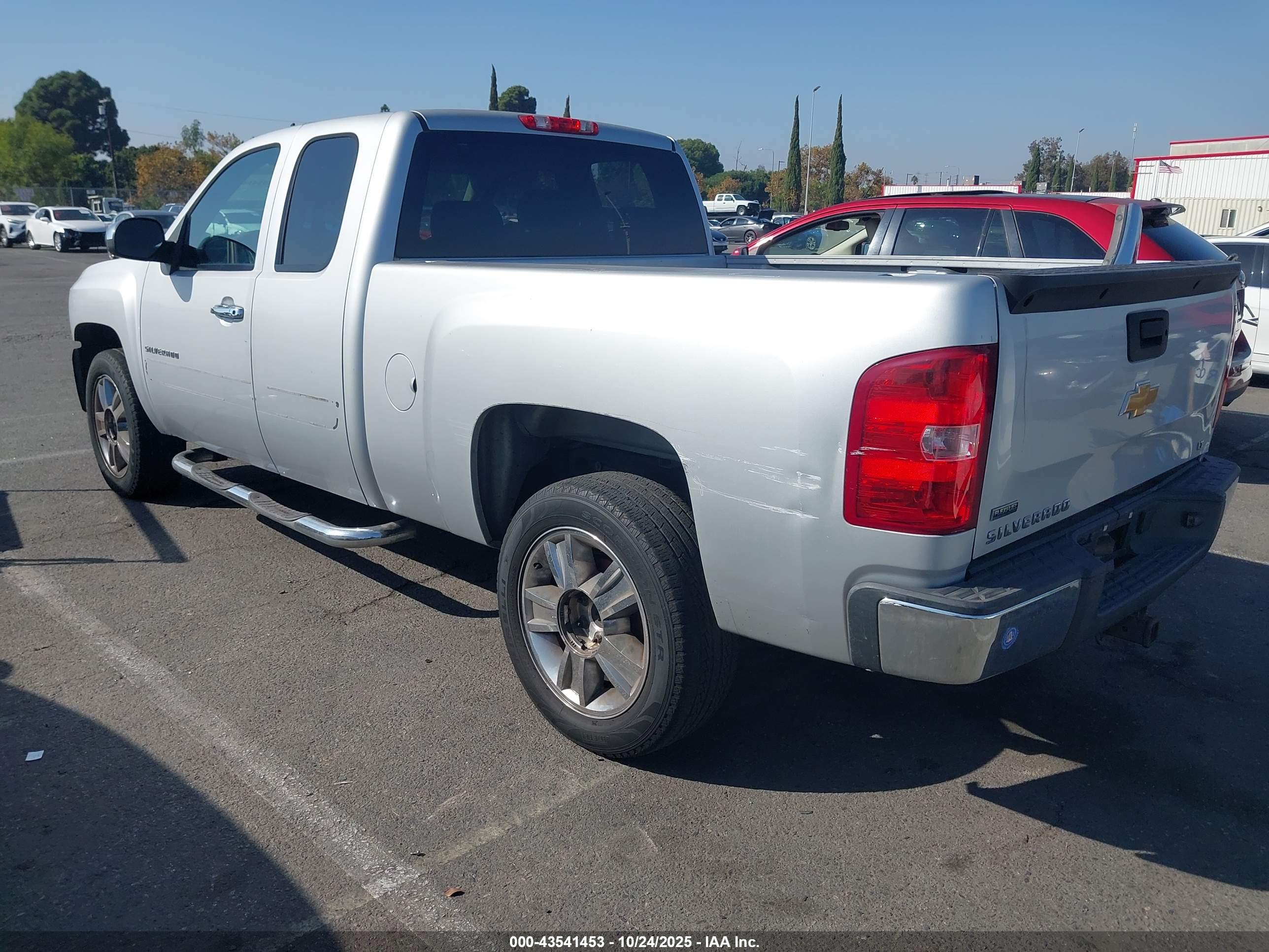 CHEVROLET SILVERADO image 3