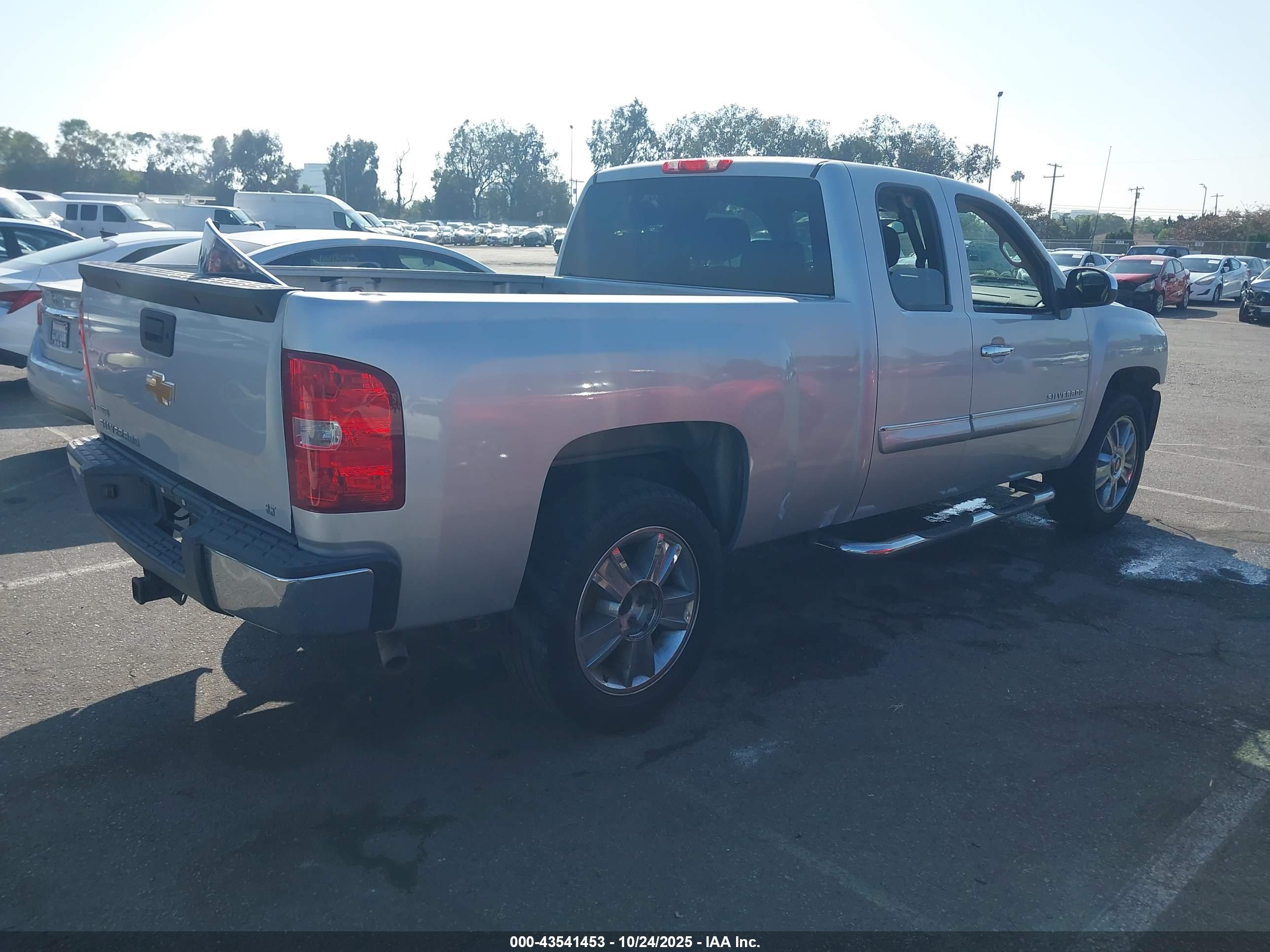 CHEVROLET SILVERADO image 4