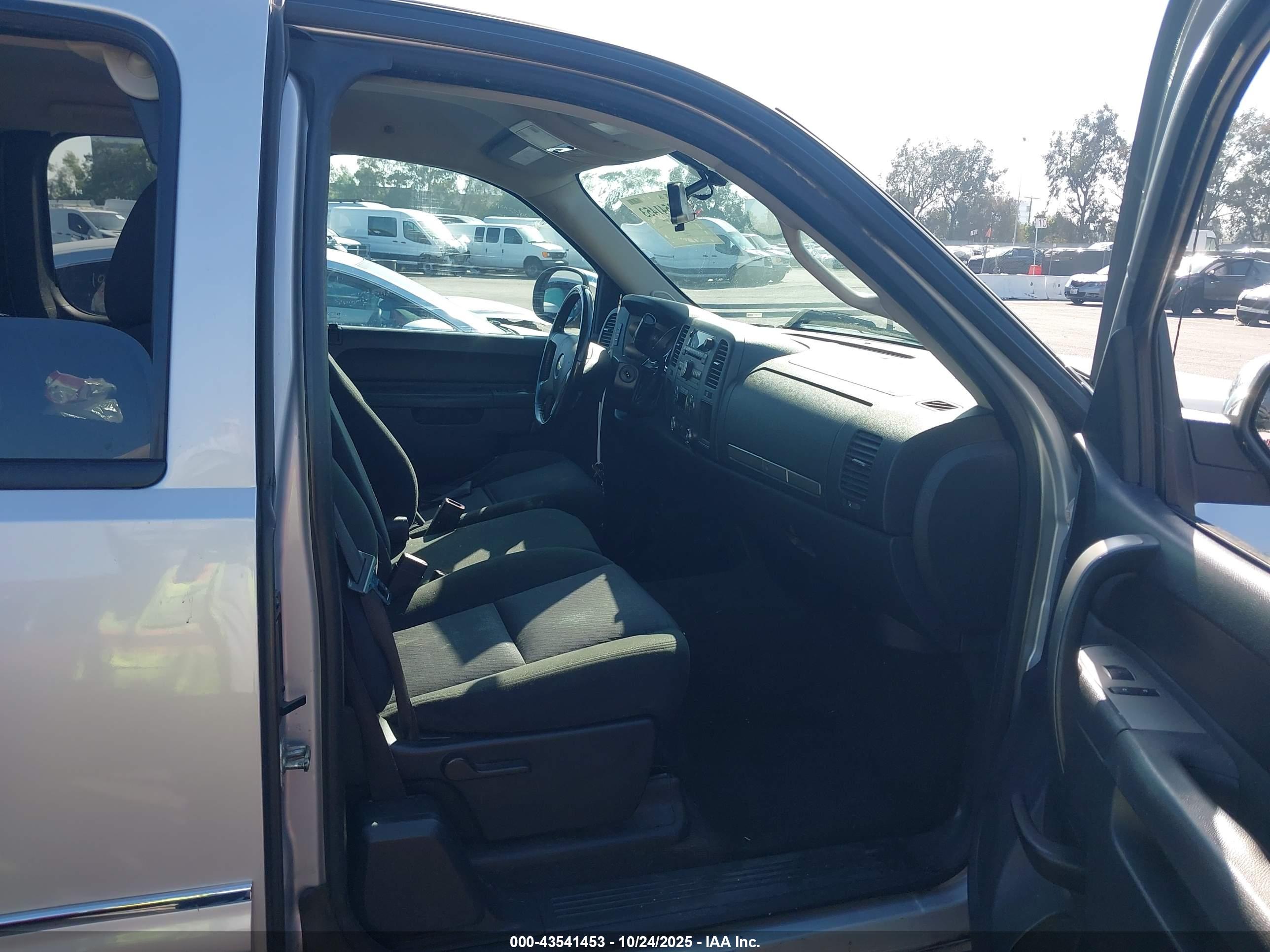 CHEVROLET SILVERADO image 5
