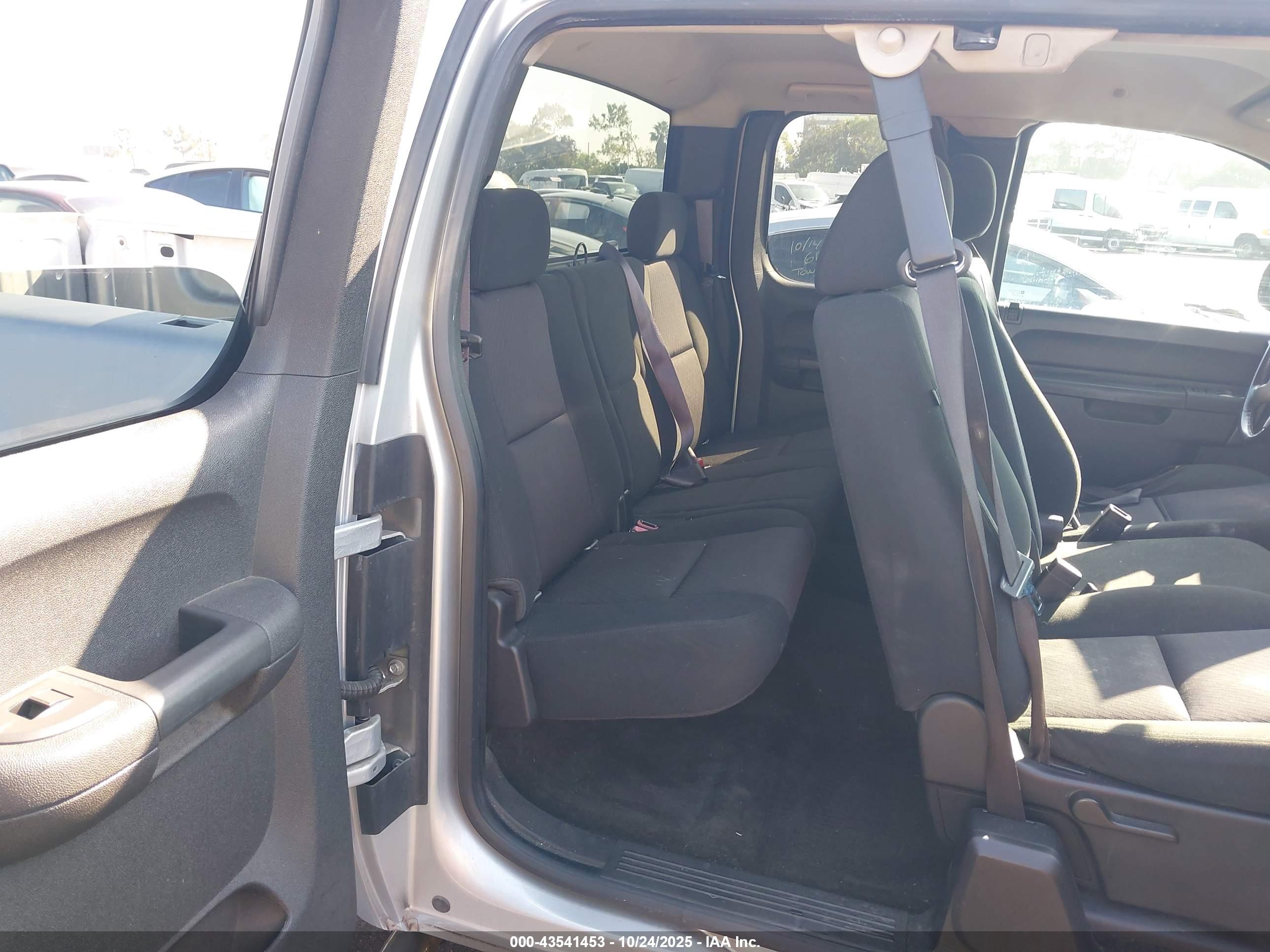 CHEVROLET SILVERADO image 8