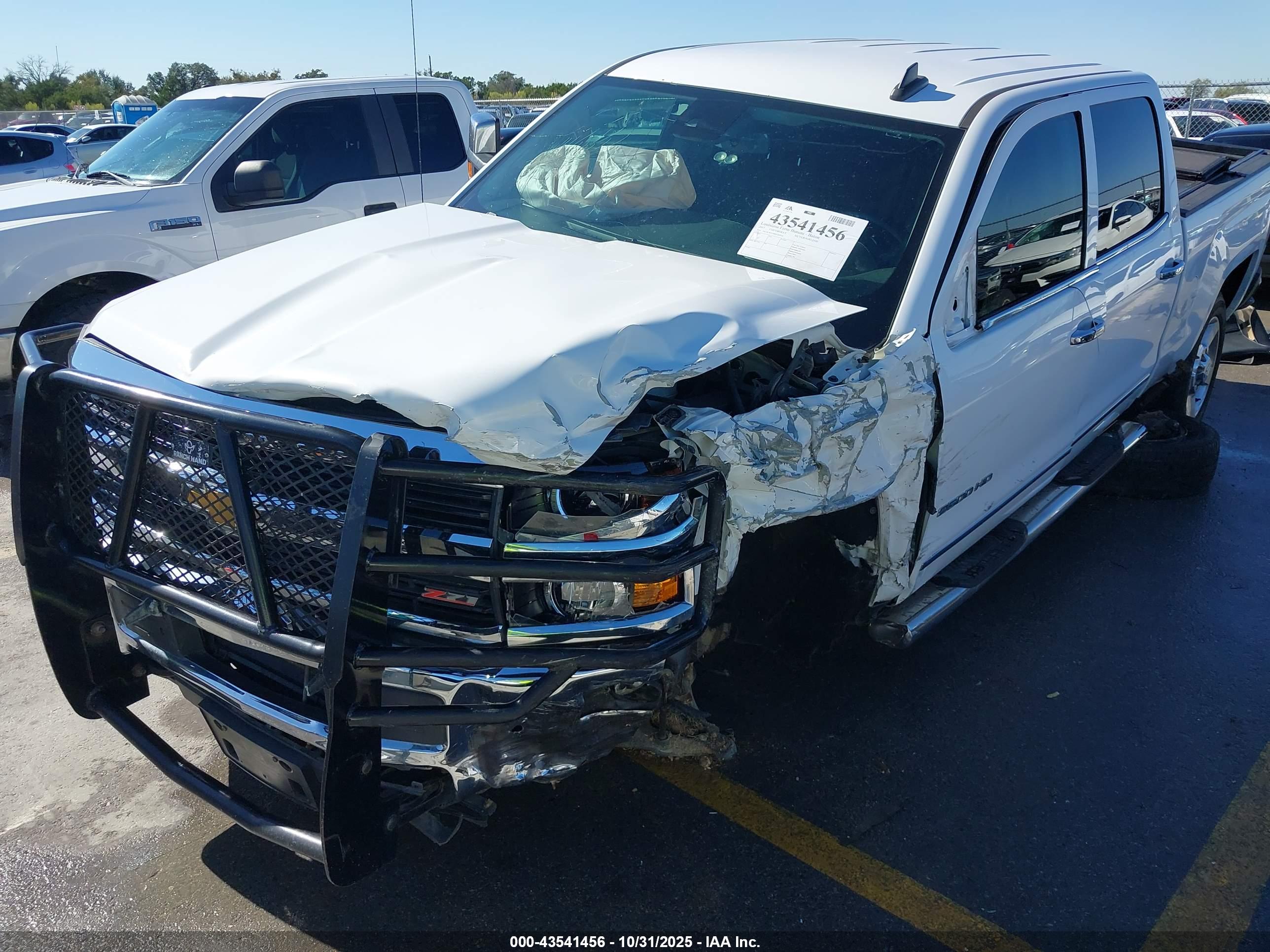 CHEVROLET SILVERADO image 6