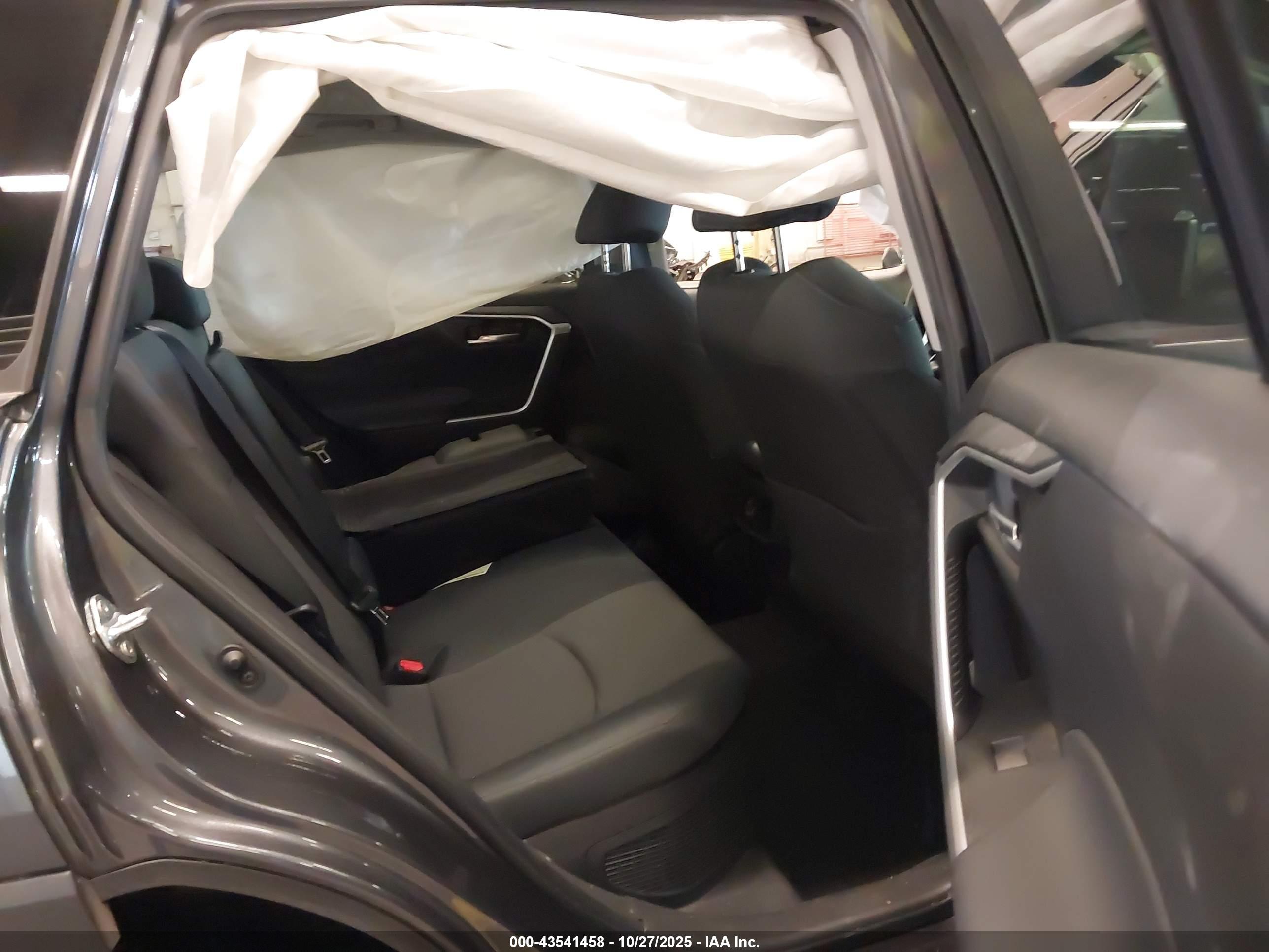 TOYOTA RAV4 image 8