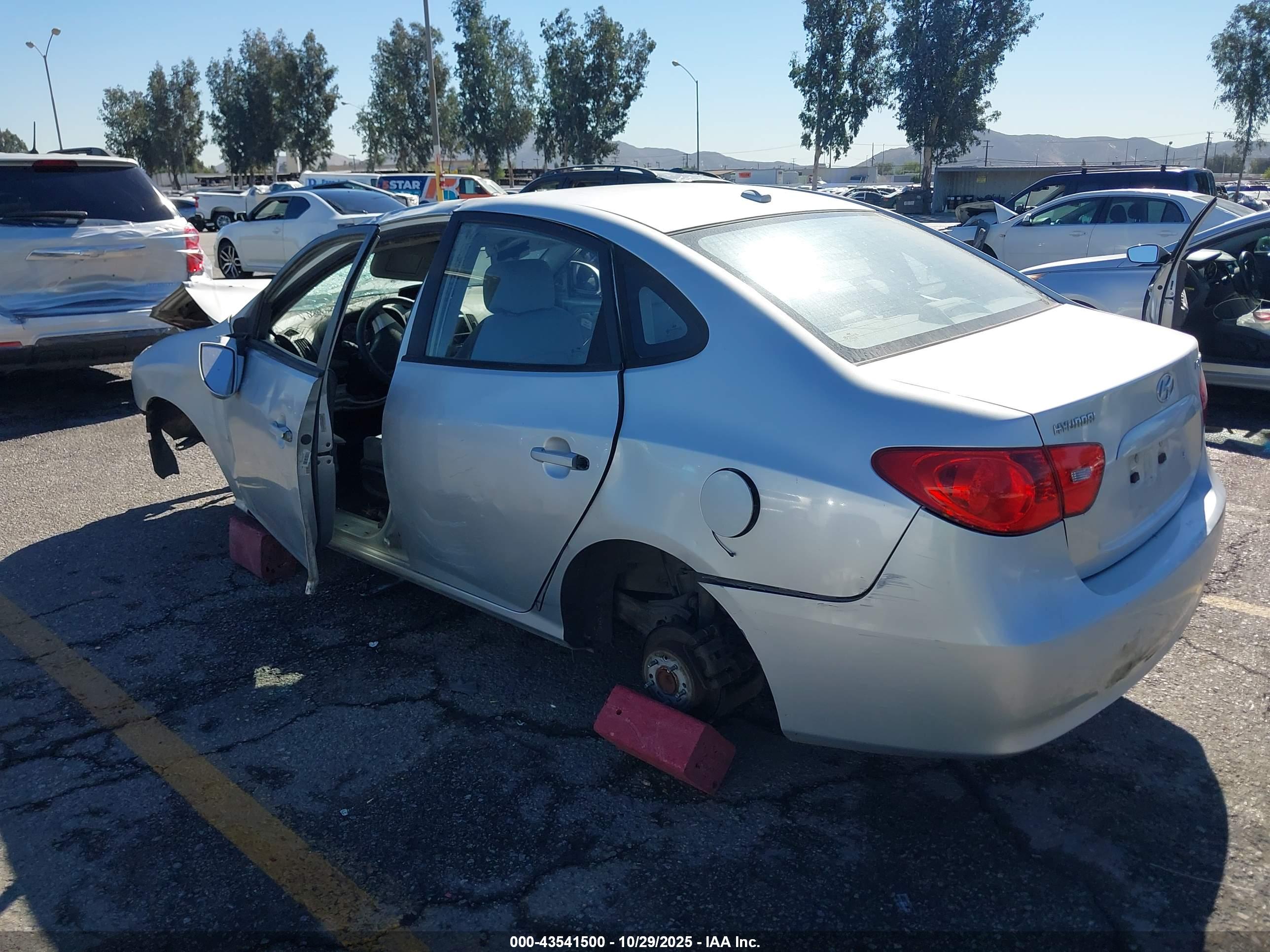 HYUNDAI ELANTRA image 3