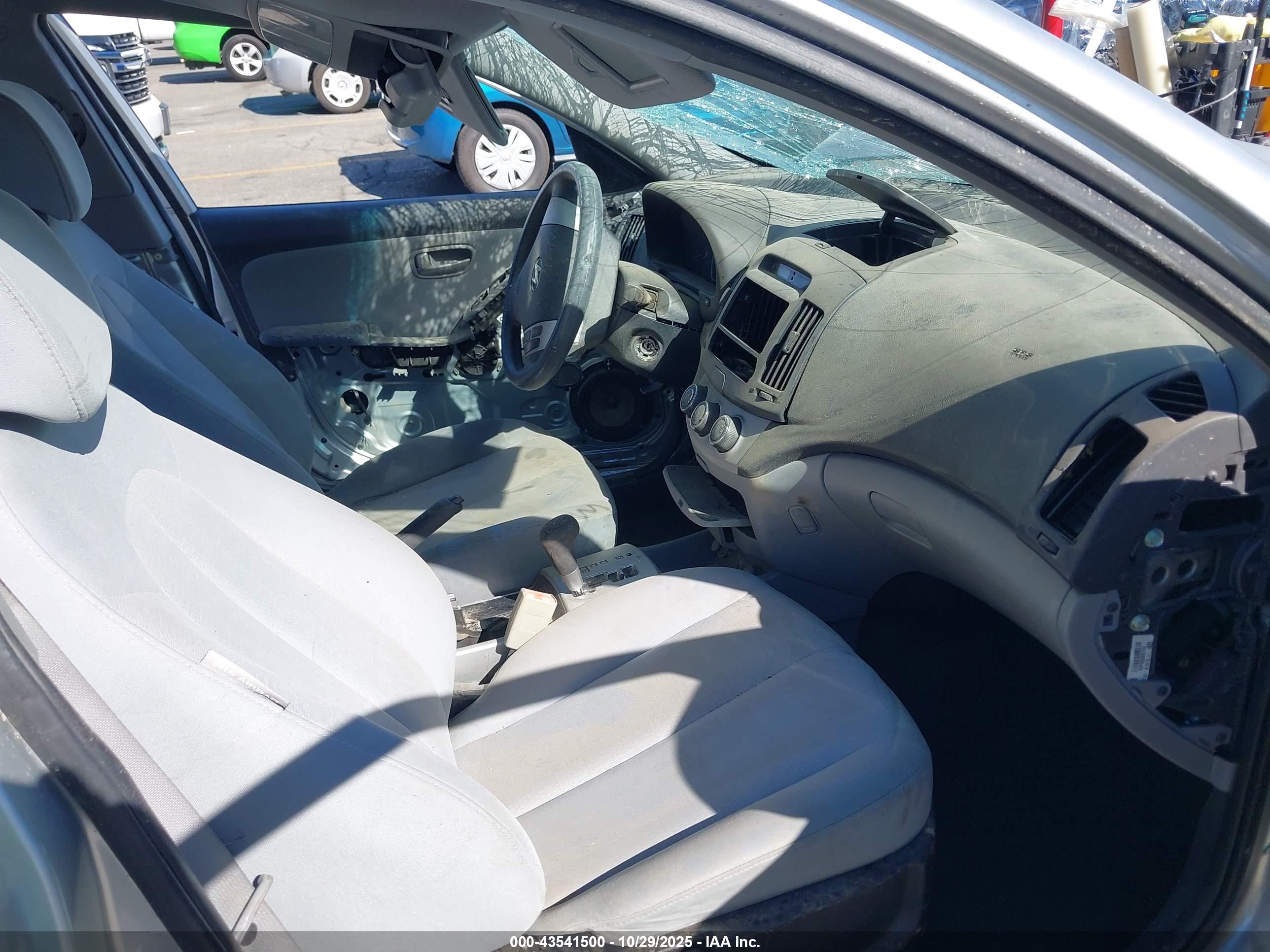 HYUNDAI ELANTRA image 5