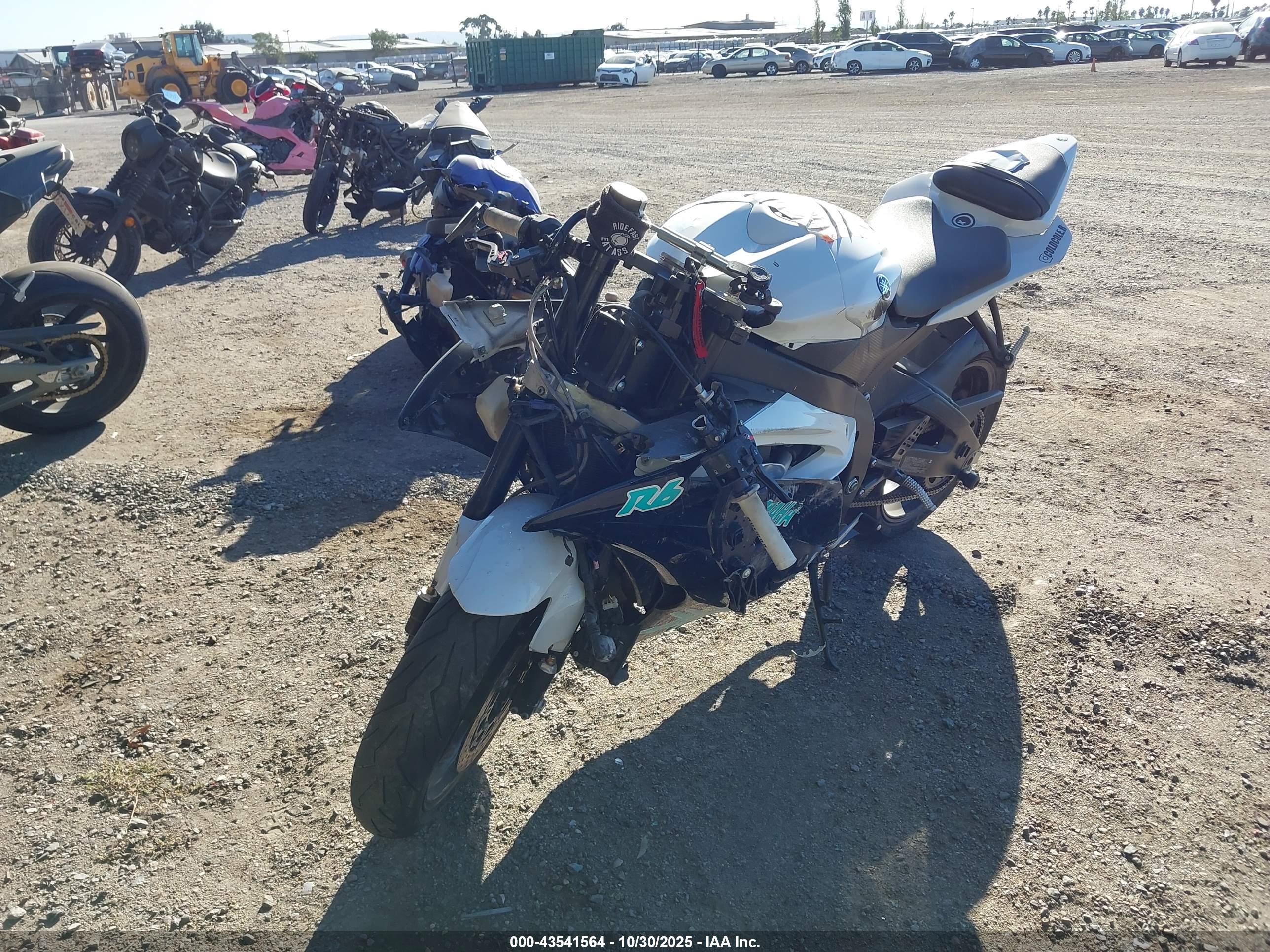 YAMAHA YZFR6 image 2