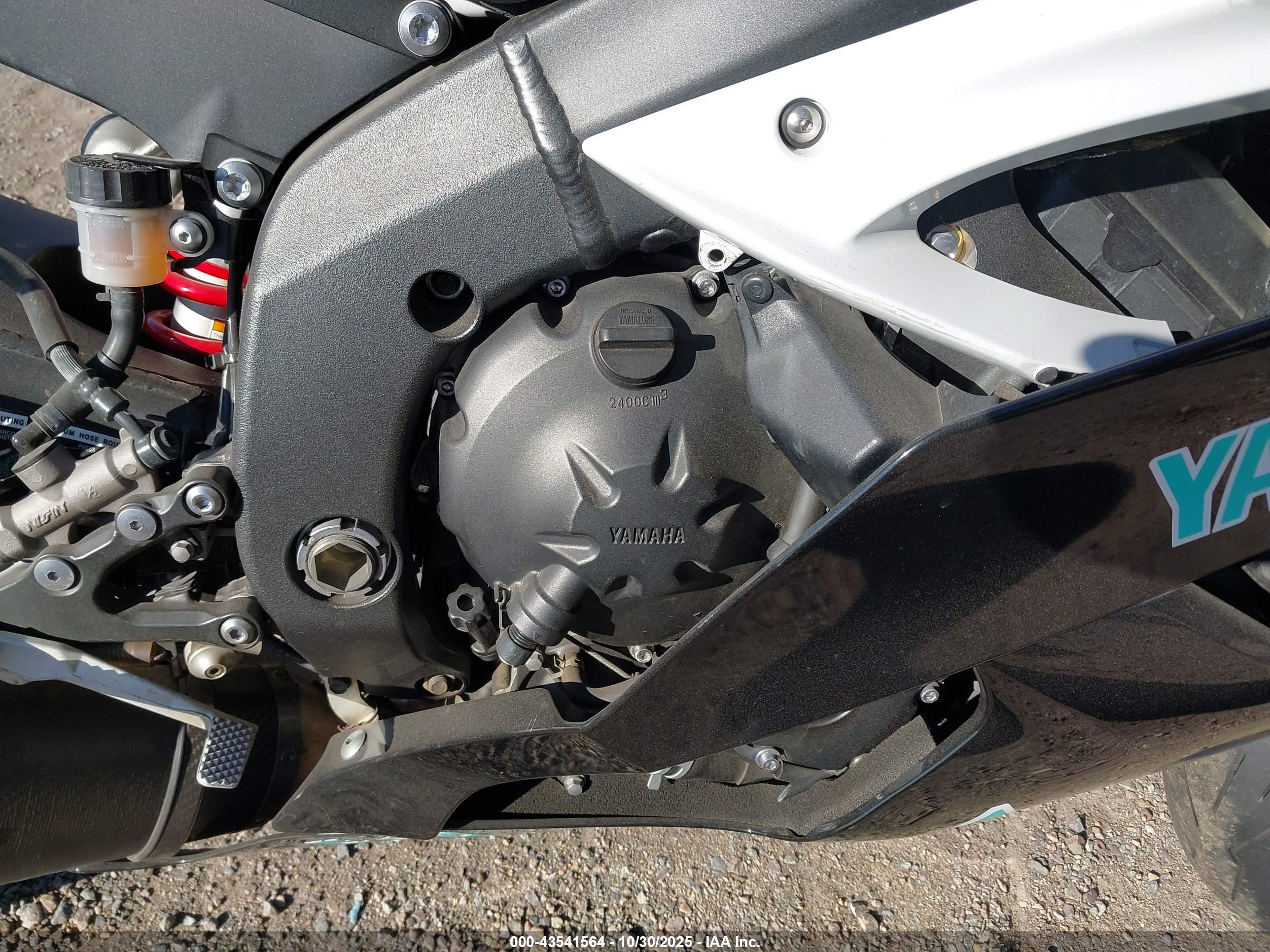 YAMAHA YZFR6 image 8