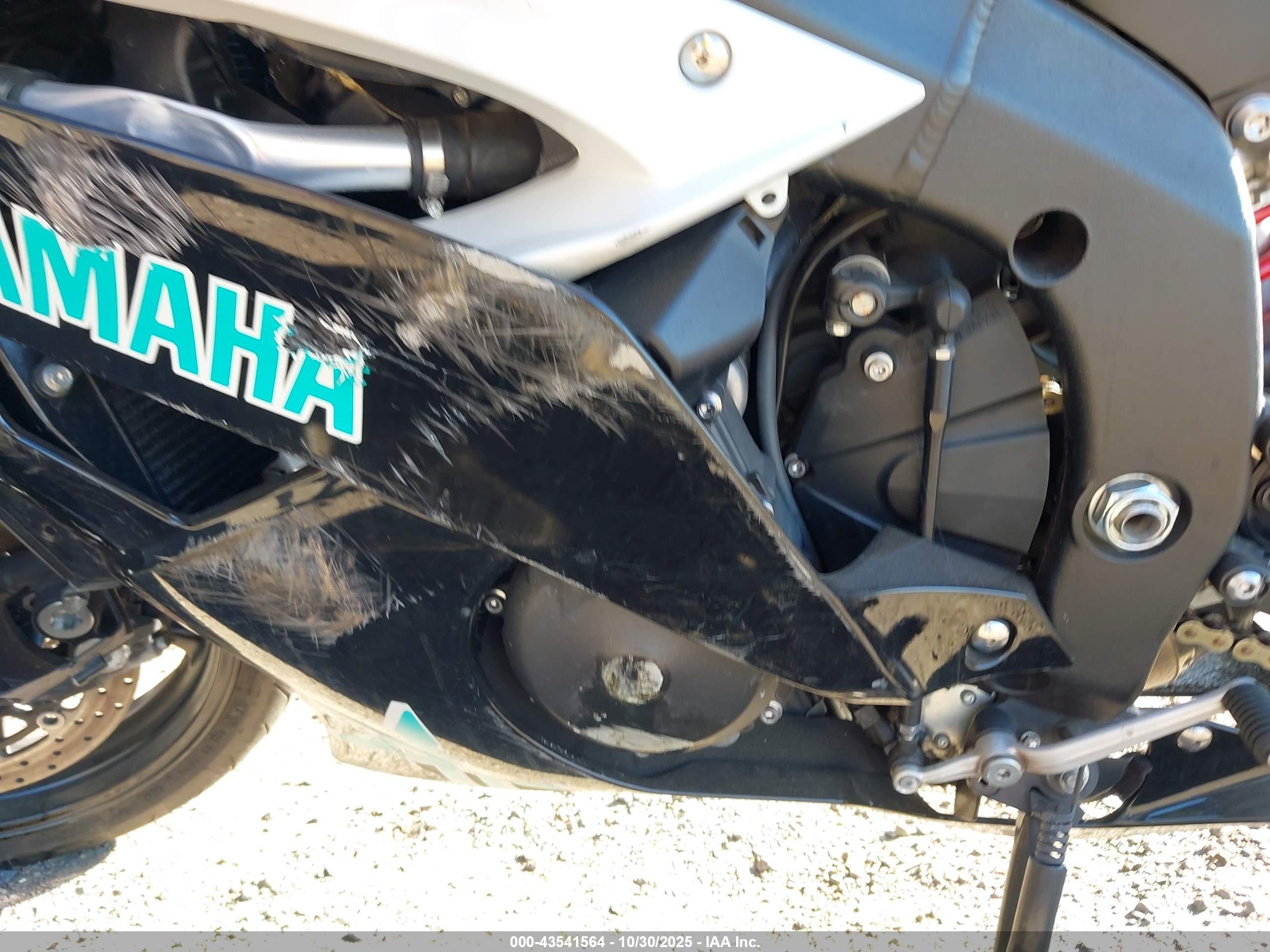 YAMAHA YZFR6 image 9