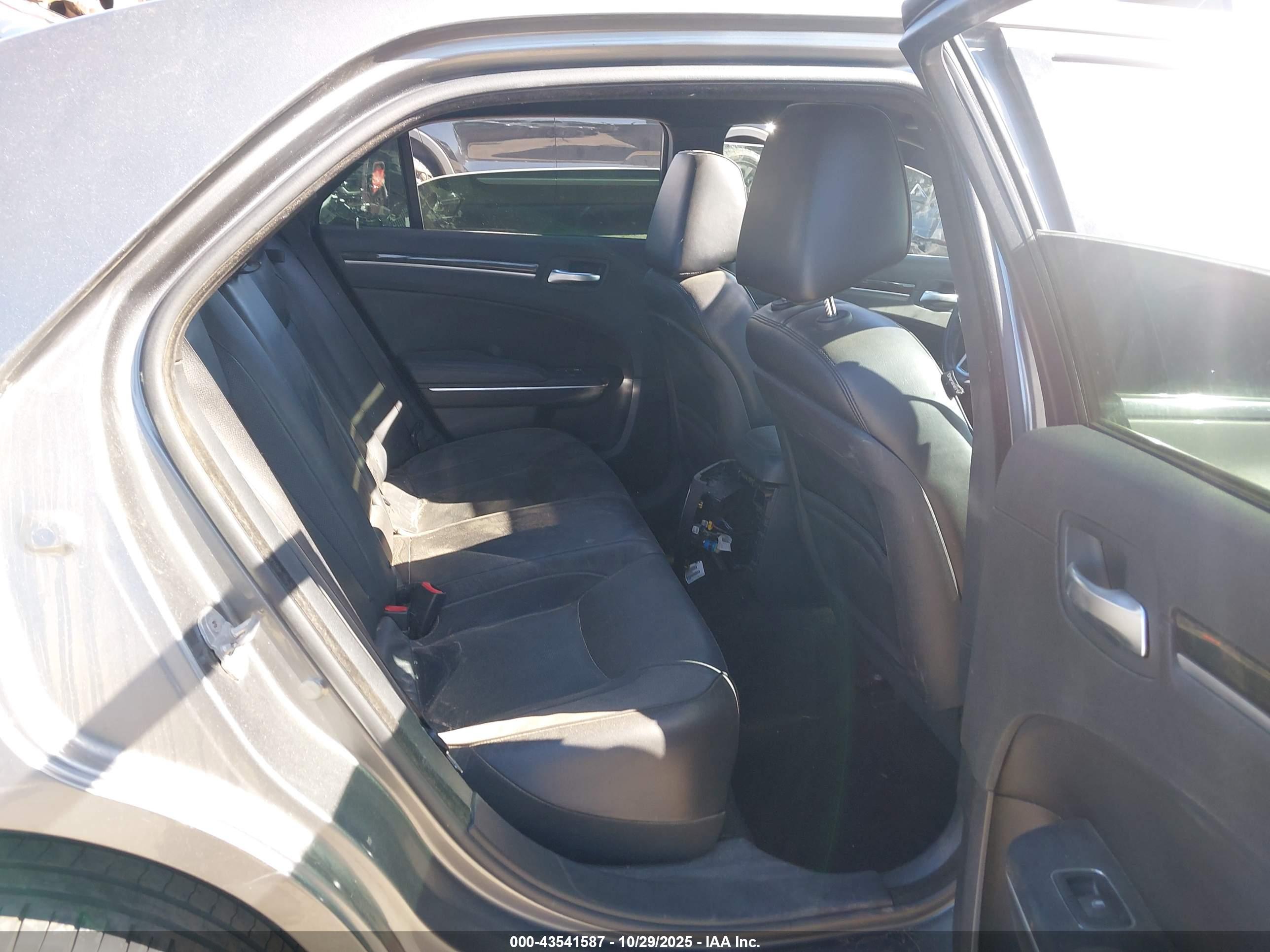 CHRYSLER 300C image 8