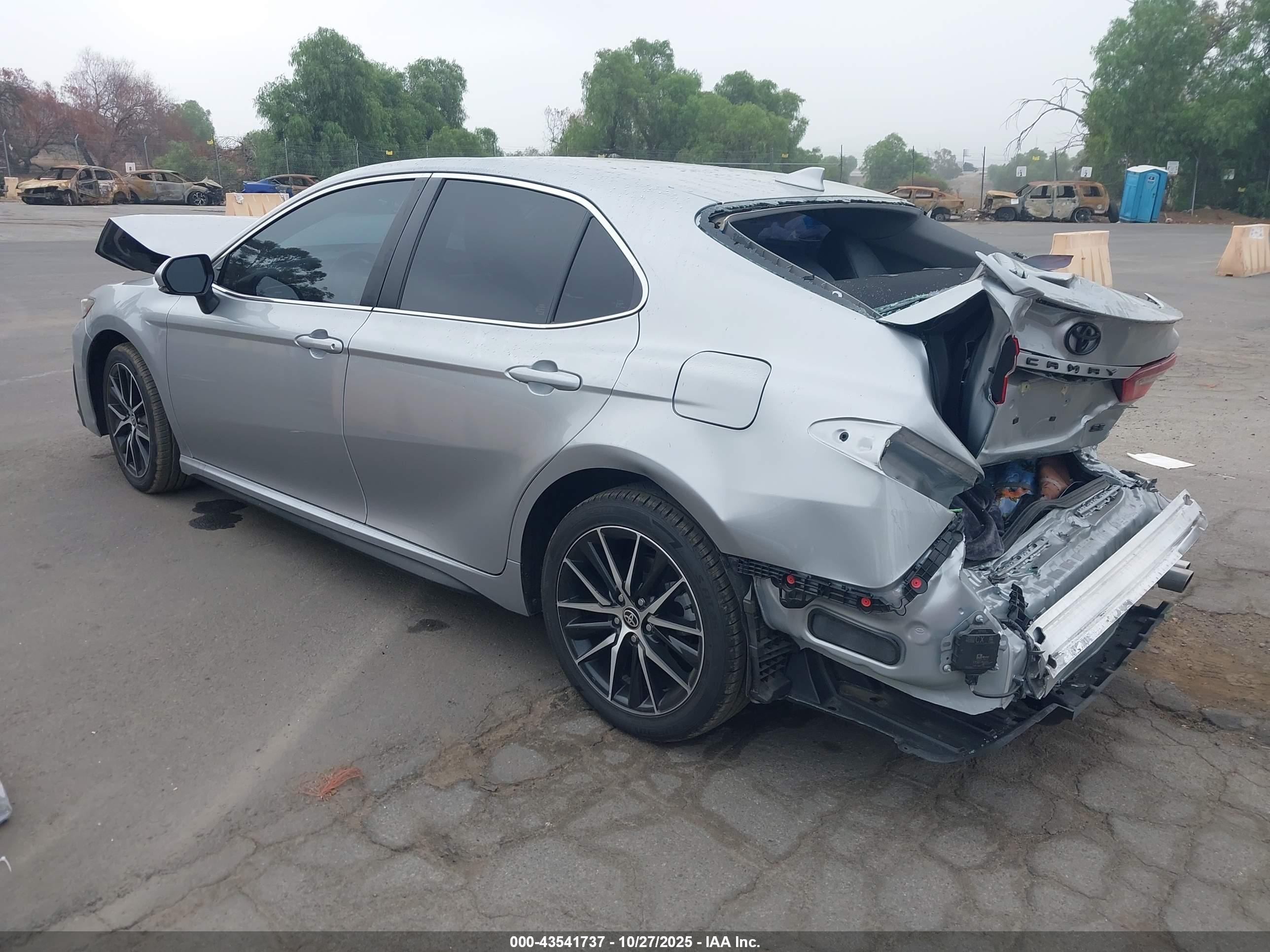 TOYOTA CAMRY image 3